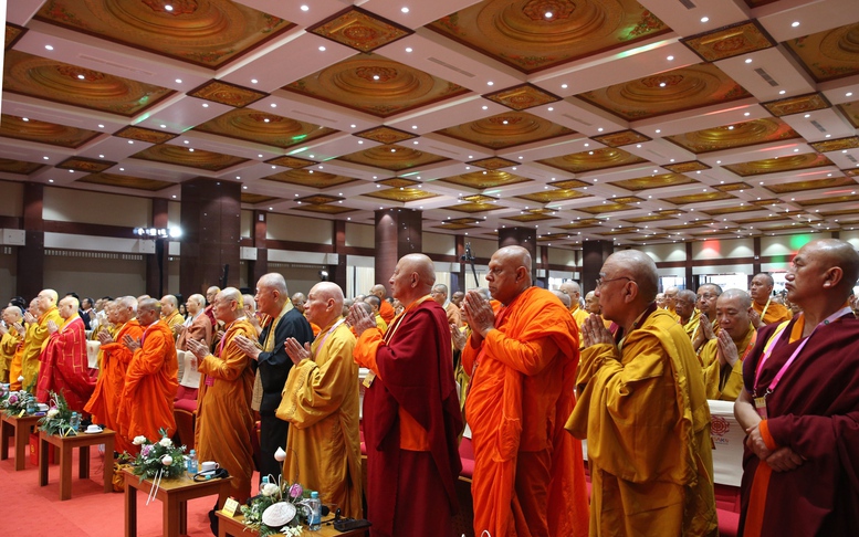 L&atilde;nh đạo TPHCM trao bằng khen cho thượng tọa Th&iacute;ch Thanh Phong v&agrave; Th&iacute;ch T&acirc;m Hải - Ảnh 2.