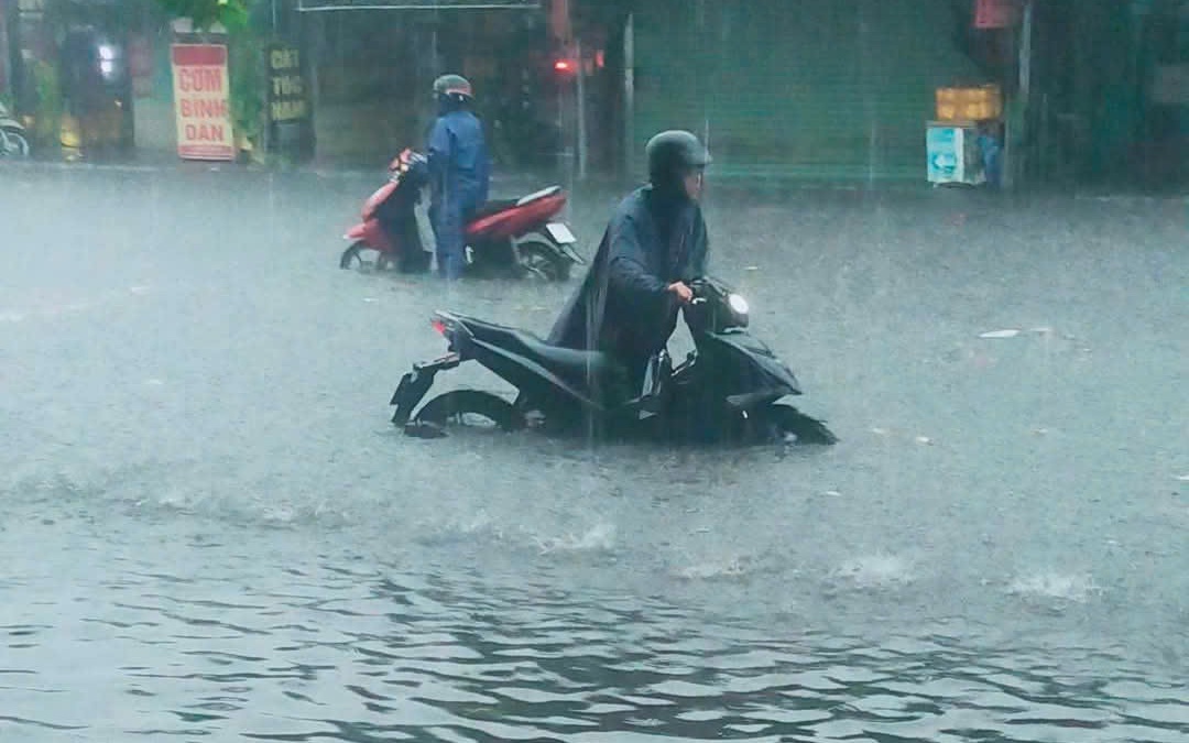 Đồng Nai: Đến trưa 10-5, sau ngập sâu, cây ngã, xe lật là tình trạng mất điện ở nhiều nơi - Ảnh 3.