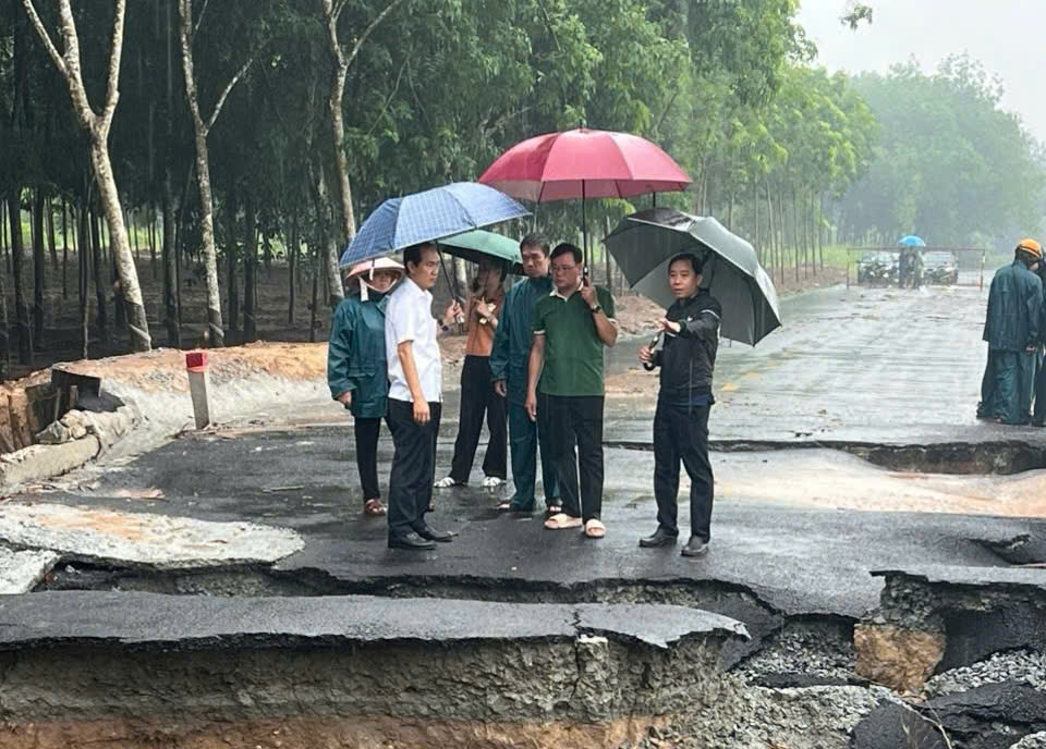 Bình Dương: Tuyến đường đang sửa chữa lại bị sạt lở- Ảnh 2. Bình Dương: Tuyến đường đang sửa chữa lại bị sạt lở- Ảnh 2.