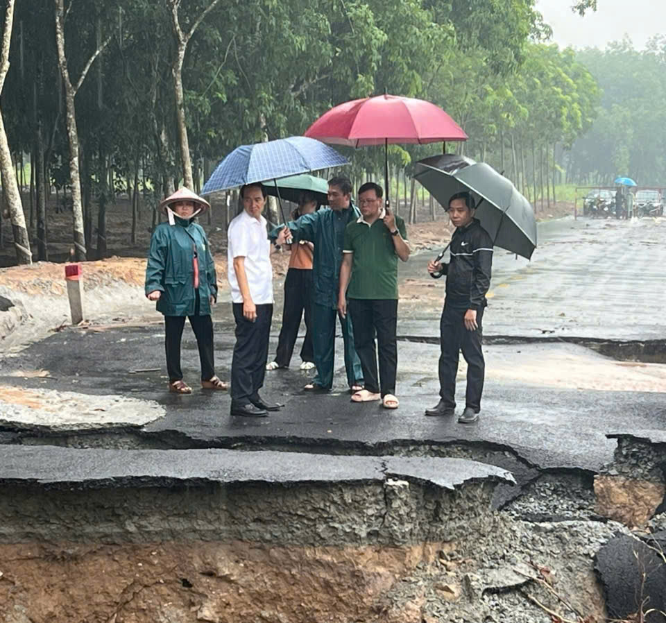 Bình Dương: Tuyến đường đang sửa chữa lại bị sạt lở- Ảnh 1. Bình Dương: Tuyến đường đang sửa chữa lại bị sạt lở- Ảnh 1.