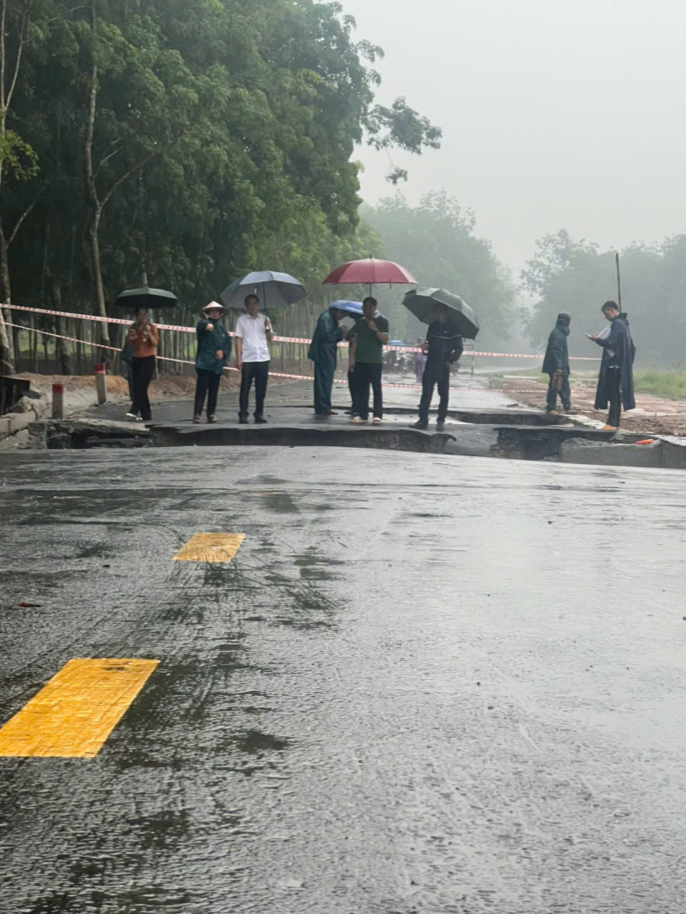 Bình Dương: Tuyến đường đang sửa chữa lại bị sạt lở- Ảnh 3. Bình Dương: Tuyến đường đang sửa chữa lại bị sạt lở- Ảnh 3.