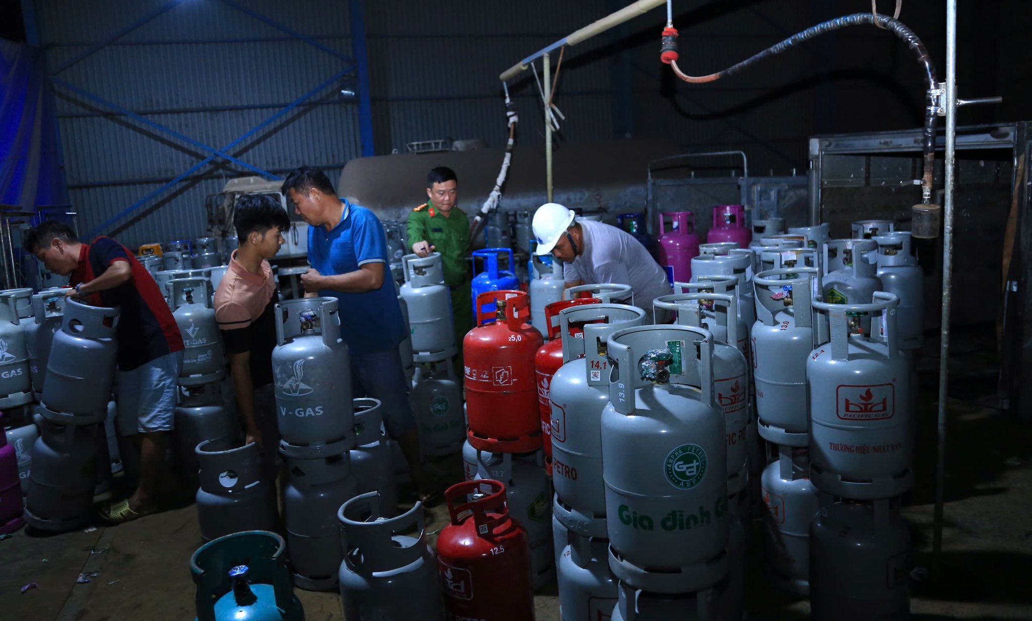 “Giật mình” kết quả kiểm tra các cơ sở kinh doanh gas lớn ở TP Biên Hòa, Đồng Nai- Ảnh 5. “Giật mình” kết quả kiểm tra các cơ sở kinh doanh gas lớn ở TP Biên Hòa, Đồng Nai- Ảnh 5.