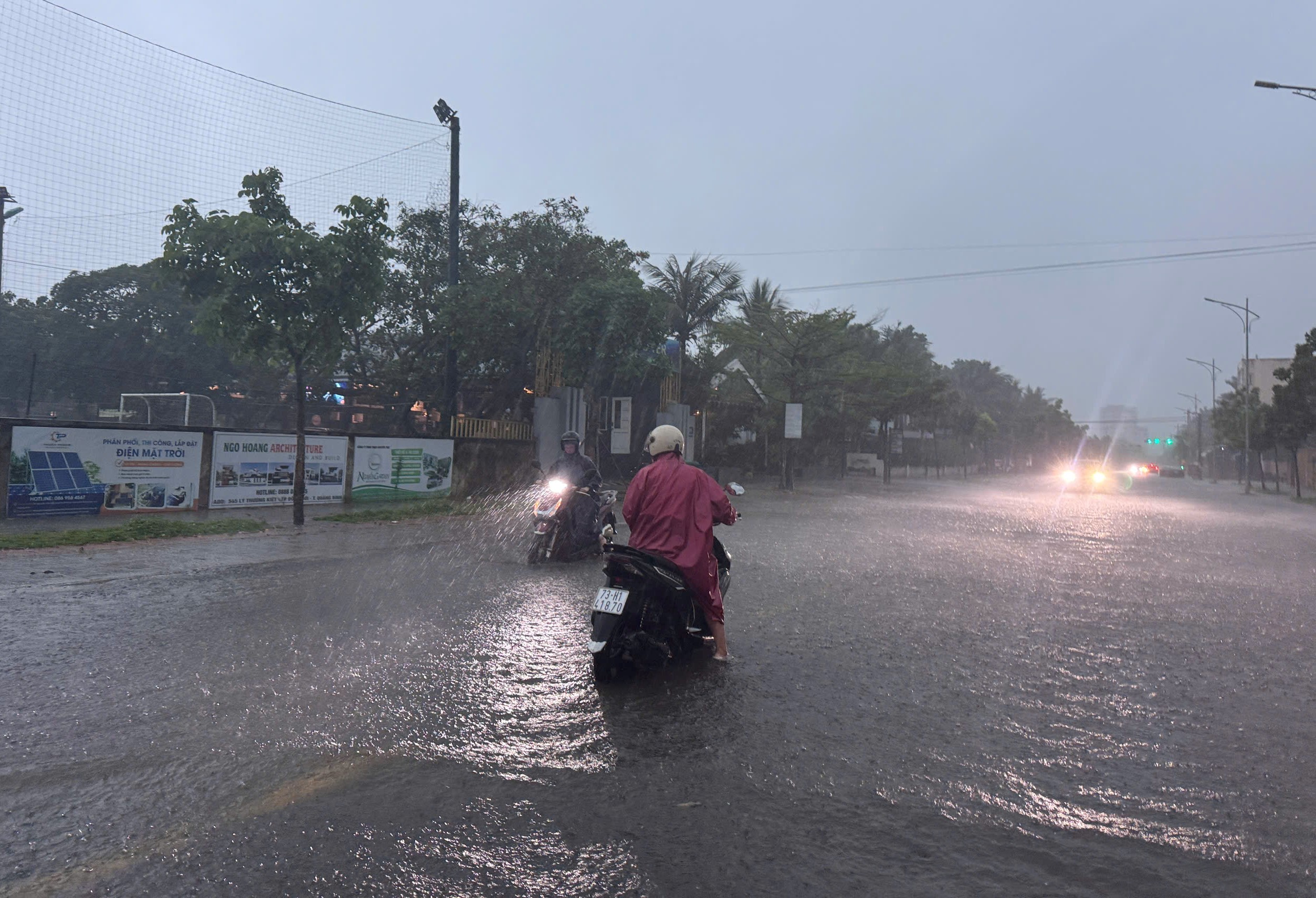 Thành phố Đồng Hới nằm ven sông, sát biển nhưng... Thành phố Đồng Hới nằm ven sông, sát biển nhưng...