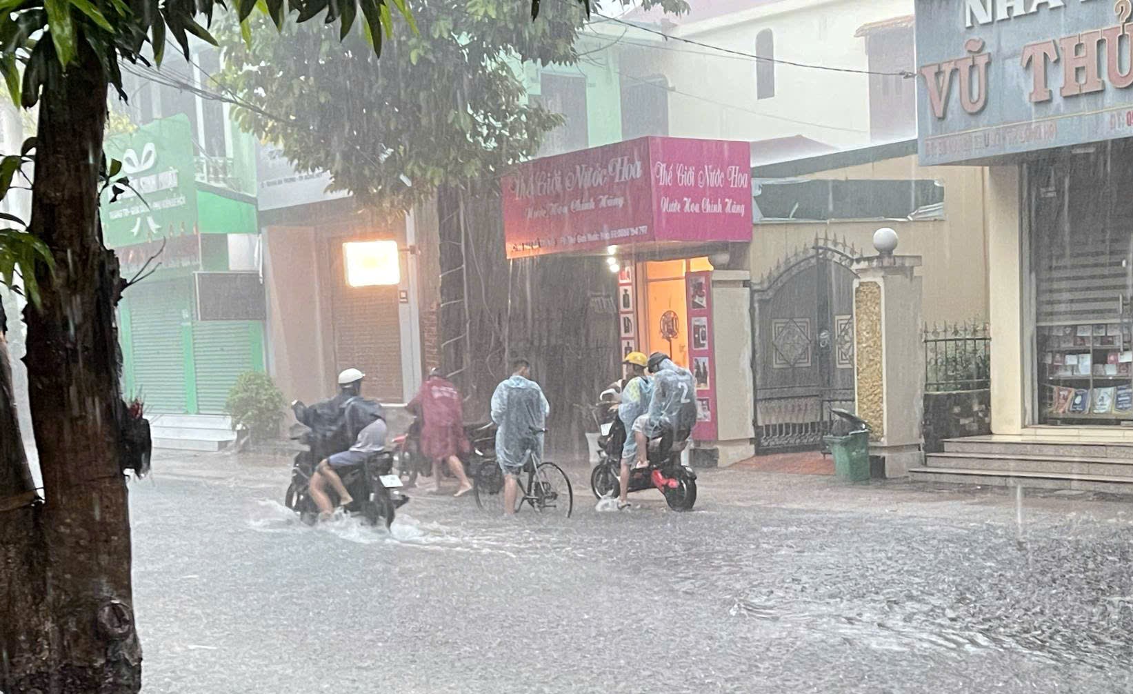 Thành phố Đồng Hới nằm ven sông, sát biển nhưng... Thành phố Đồng Hới nằm ven sông, sát biển nhưng...