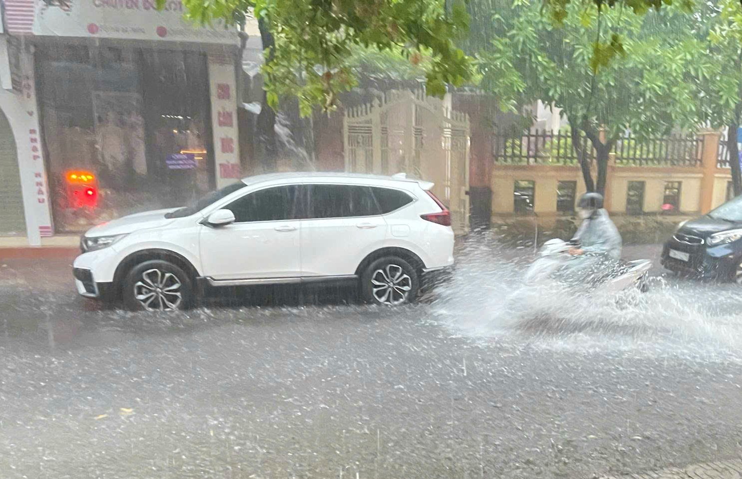 Thành phố Đồng Hới nằm ven sông, sát biển nhưng... Thành phố Đồng Hới nằm ven sông, sát biển nhưng...