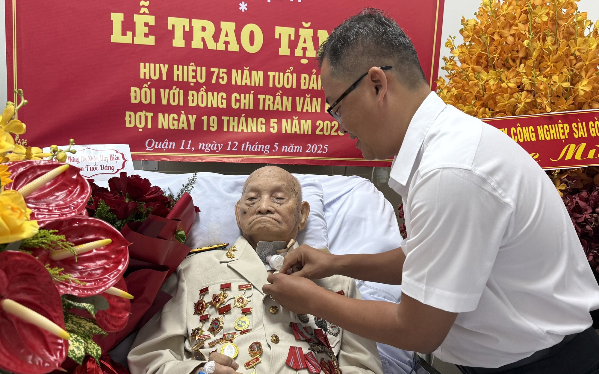 Bí thư Thành ủy TP HCM trao Huy hiệu 80 năm tuổi Đảng cho đảng viên Nguyễn Thị Thanh Bình - Ảnh 4.