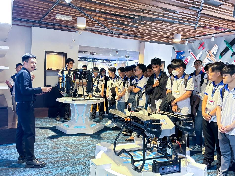 150 sinh viên xuất sắc Trường Đại học Cần Thơ vượt 180 km đến thăm CT INNOVATION HUB- Ảnh 2. 150 sinh viên xuất sắc Trường Đại học Cần Thơ vượt 180 km đến thăm CT INNOVATION HUB- Ảnh 2.