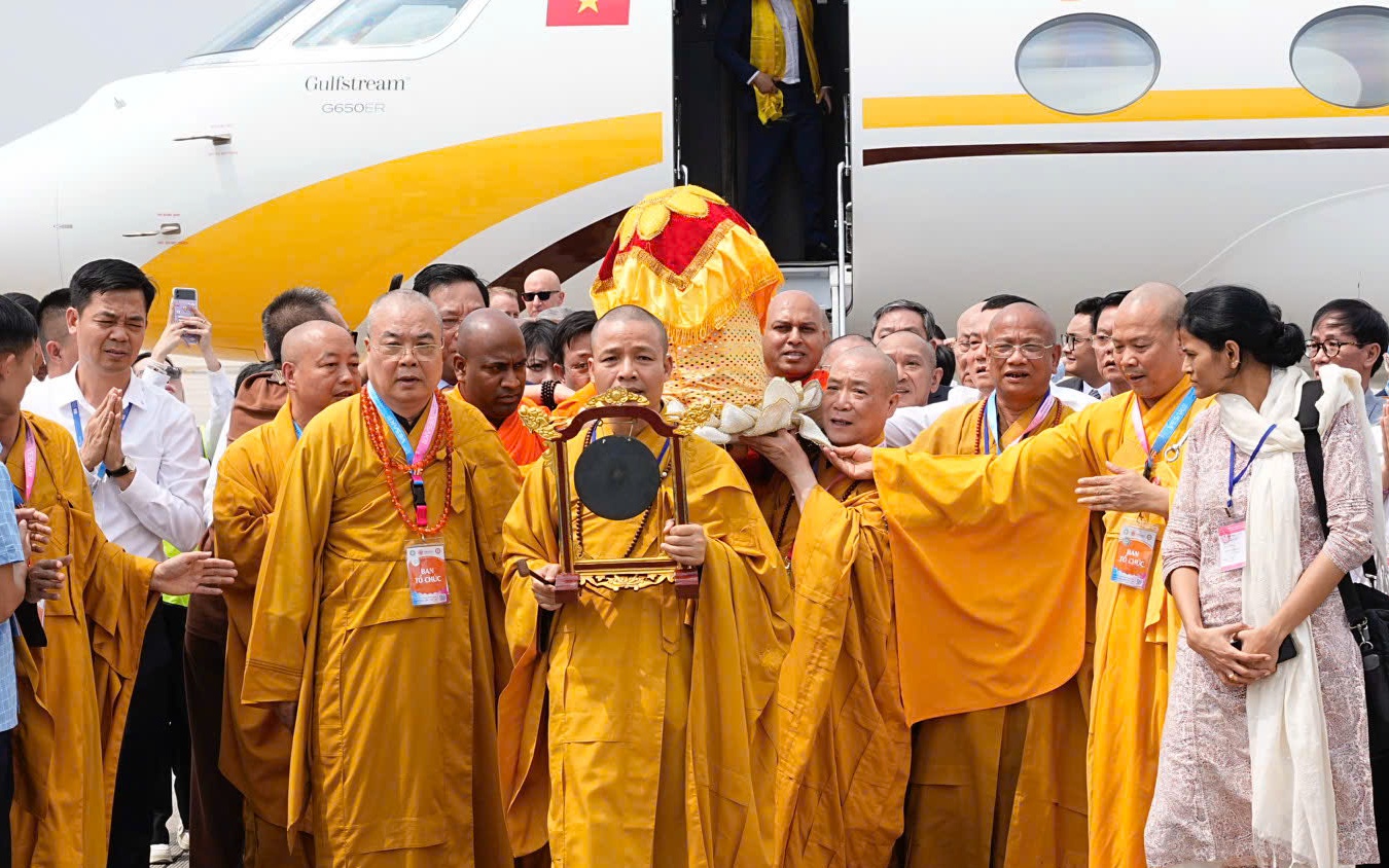 Cung tiễn xá lợi Đức Phật tại sân bay Nội Bài- Ảnh 2.