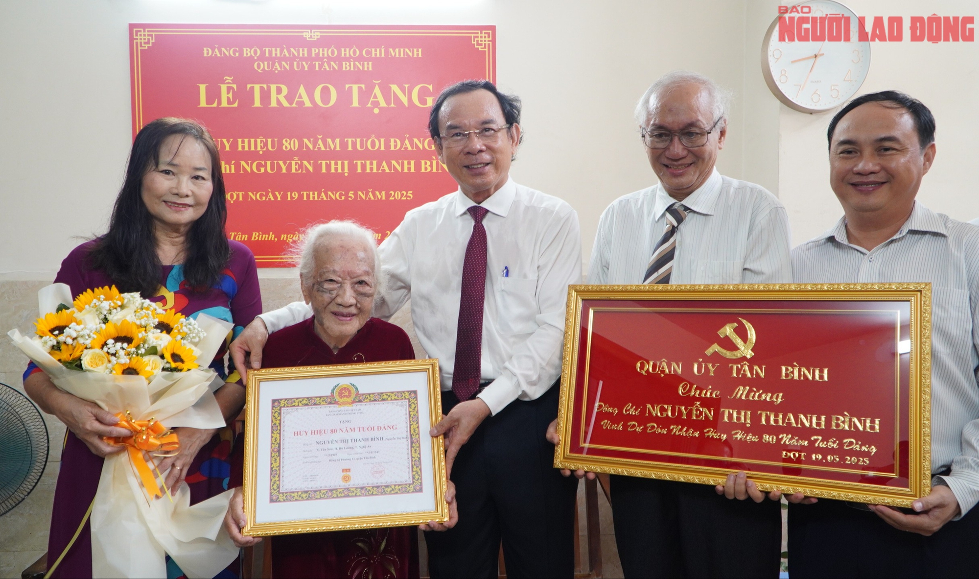 Bí thư Thành ủy TP HCM trao Huy hiệu 80 năm tuổi Đảng cho đảng viên Nguyễn Thị Thanh Bình - Ảnh 4.