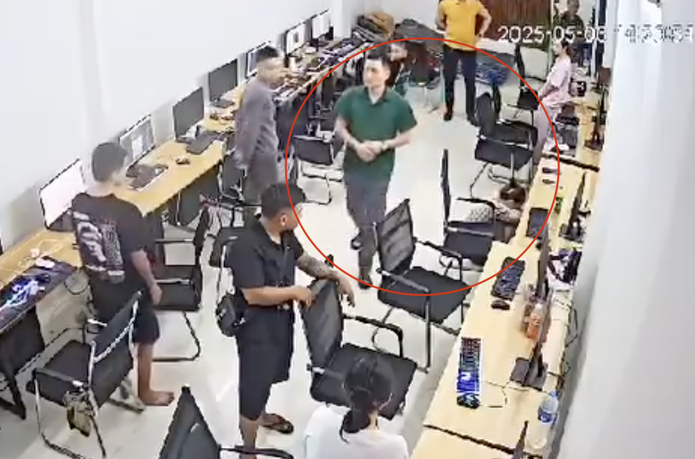 Tạm đình chỉ công tác cán bộ công an phường bị tố đánh cô gái- Ảnh 1. Tạm đình chỉ công tác cán bộ công an phường bị tố đánh cô gái- Ảnh 1.