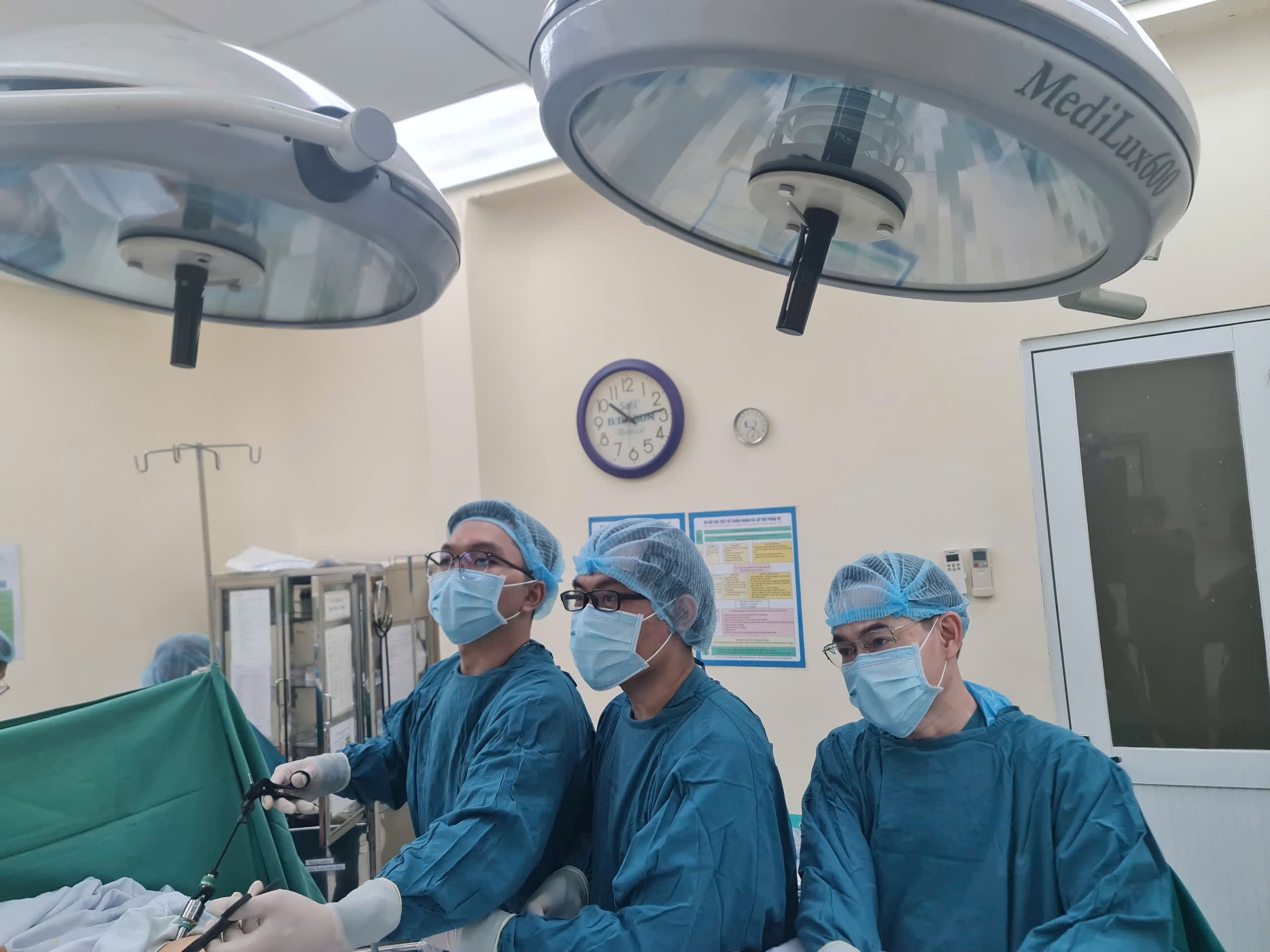 Căn bệnh gây sụp mi mắt, nhìn mờ khiến chàng trai 27 tuổi phải cắt tuyến ức - Ảnh 1.