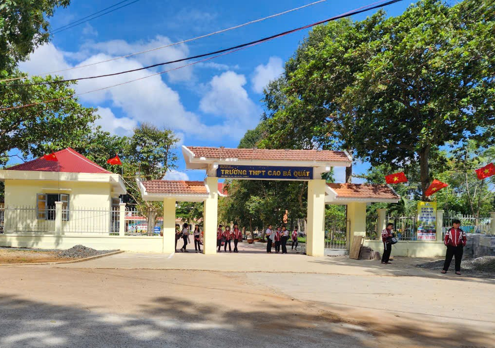 ទាក់ទងនឹងករណីសិស្សថ្នាក់ទី១២ជាច្រើនដែលស្នើសុំឈប់សម្រាកពីសាលារៀន «ដោយស្ម័គ្រចិត្ត»៖ សិស្សចំនួន ៣ នាក់ត្រូវបានអនុញ្ញាតឱ្យត្រឡប់ទៅសាលារៀនវិញ - រូបថតទី ១។ Vụ nhiều học sinh lớp 12