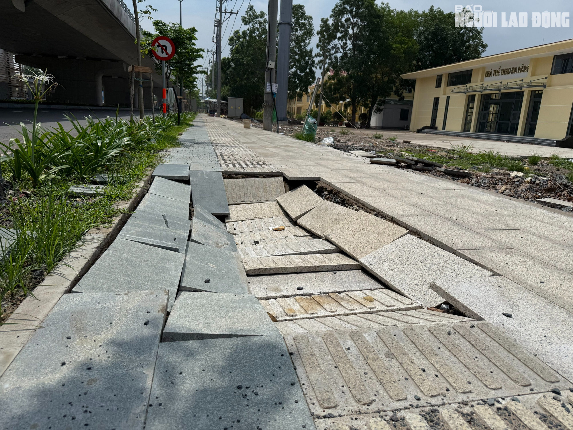 Vì sao vỉa hè trên đường vào nhà ga T3 bị sụt lún dù mới đưa vào hoạt động?- Ảnh 2. Vì sao vỉa hè trên đường vào nhà ga T3 bị sụt lún dù mới đưa vào hoạt động?- Ảnh 2.