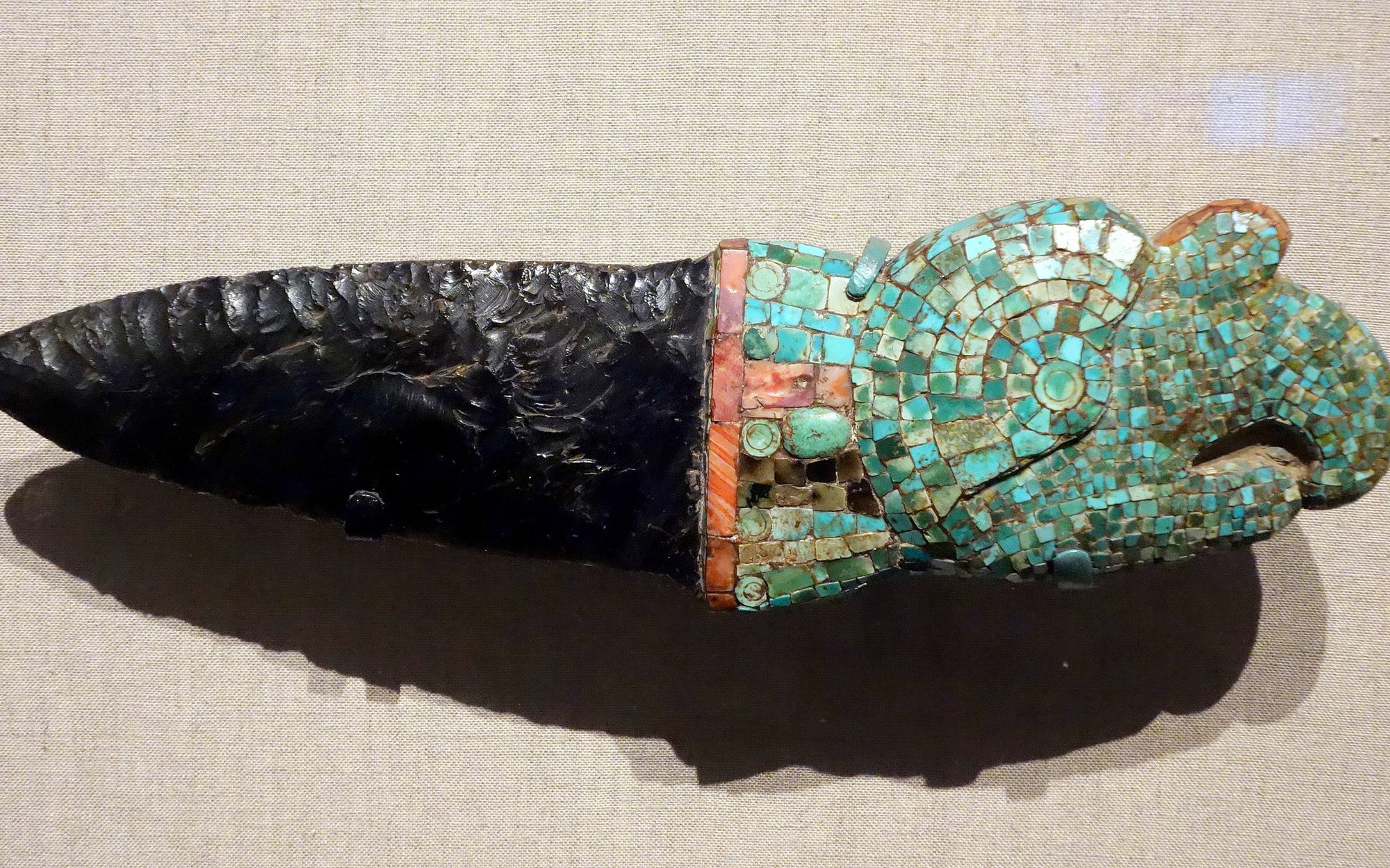 D&ugrave;ng cổ vật hơn 2.000 năm trả tiền v&eacute; xe bus m&agrave; kh&ocirc;ng hay - Ảnh 2.