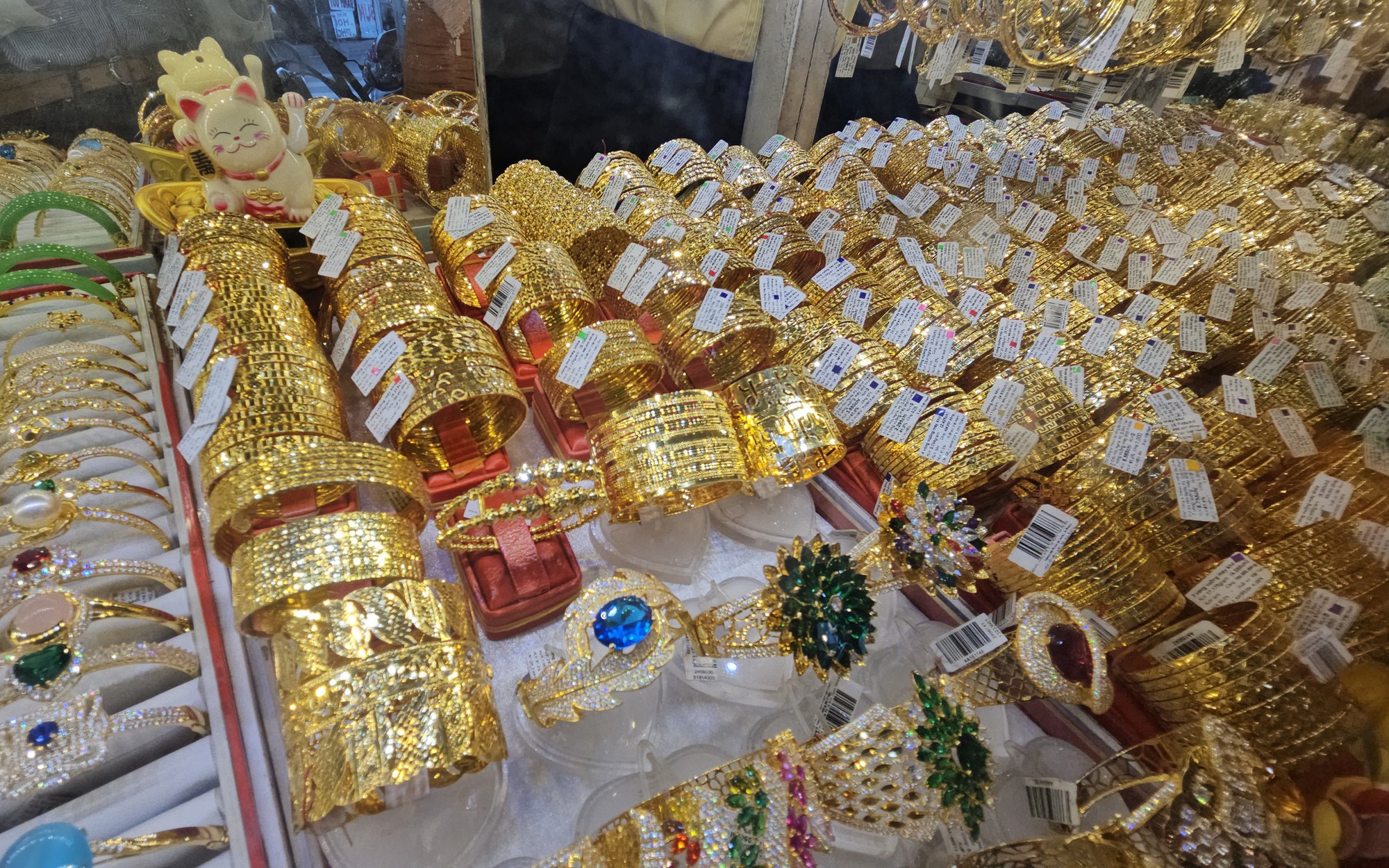 Tối ngày 14-5, giá vàng bất ngờ rớt thẳng đứng - Ảnh 1.
