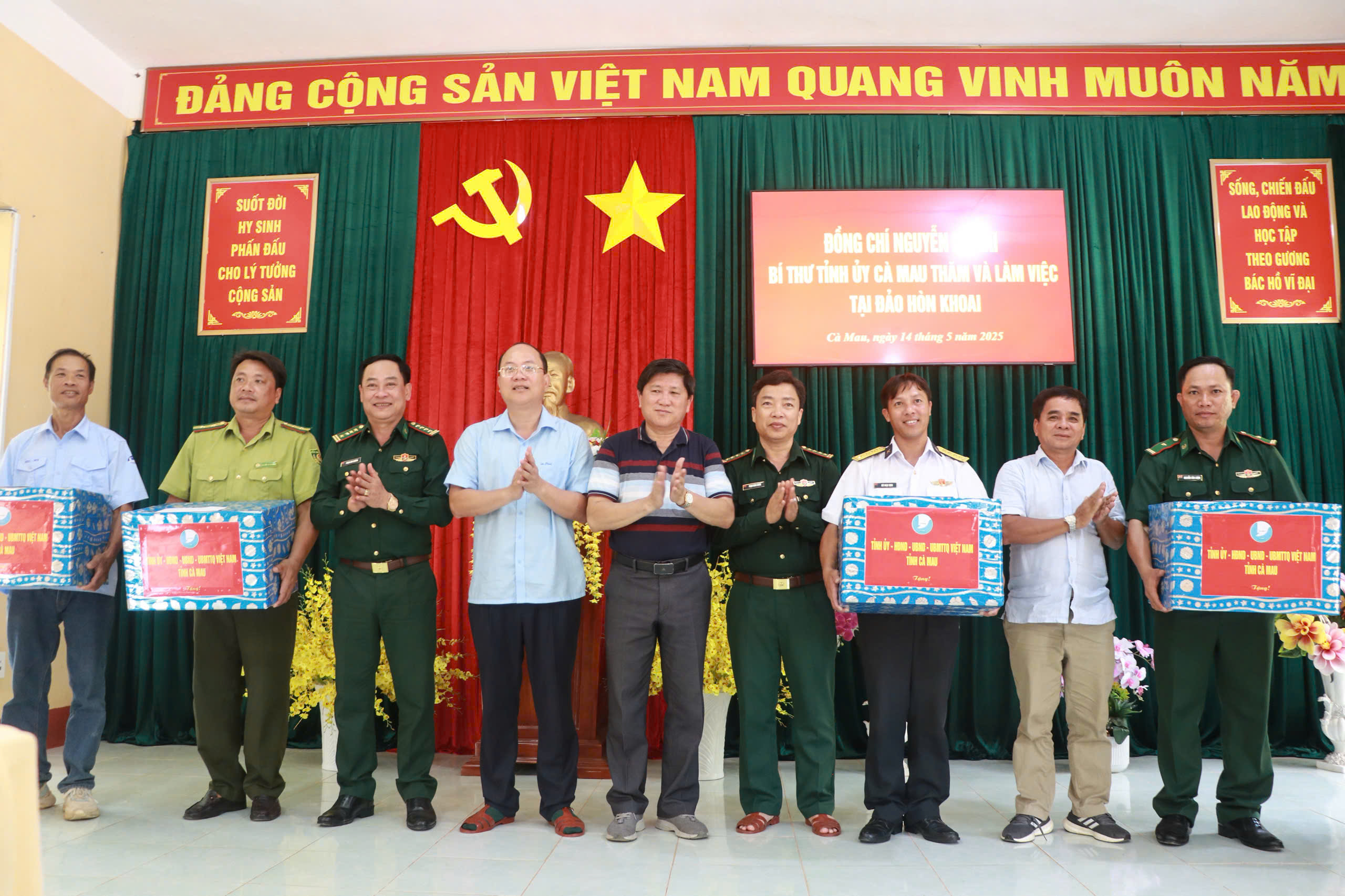 Bí thư Tỉnh ủy Cà Mau Nguyễn Hồ Hải thăm đảo Hòn Khoai- Ảnh 3. Bí thư Tỉnh ủy Cà Mau Nguyễn Hồ Hải thăm đảo Hòn Khoai- Ảnh 3.