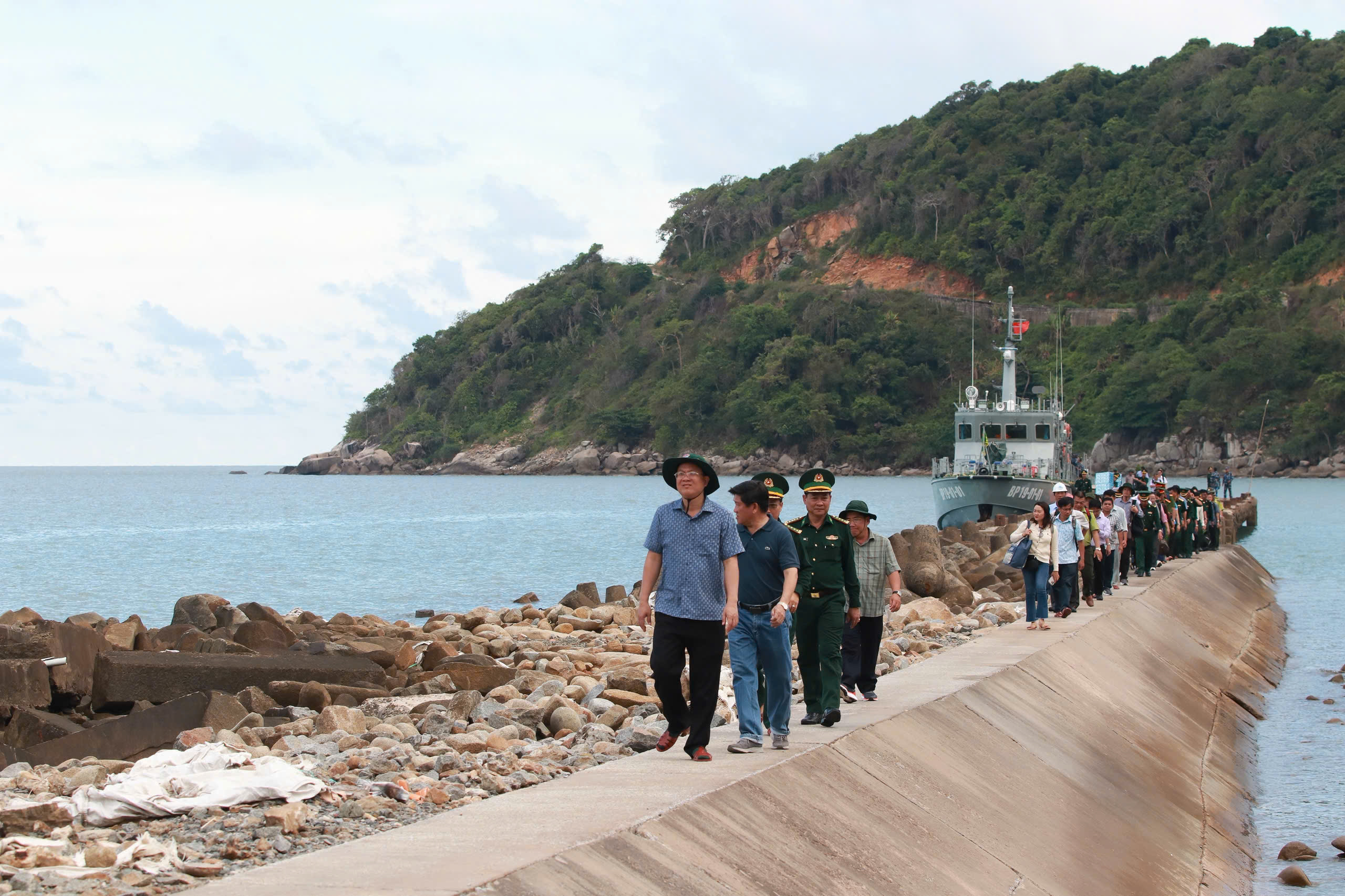 Bí thư Tỉnh ủy Cà Mau Nguyễn Hồ Hải thăm đảo Hòn Khoai- Ảnh 1. Bí thư Tỉnh ủy Cà Mau Nguyễn Hồ Hải thăm đảo Hòn Khoai- Ảnh 1.