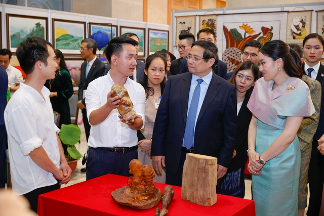 Thủ tướng Việt Nam - Thái Lan tham quan triển lãm sản phẩm thủ công mỹ nghệ - Ảnh 7.