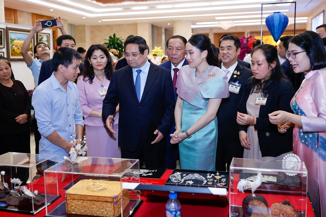 Thủ tướng Việt Nam - Thái Lan tham quan triển lãm sản phẩm thủ công mỹ nghệ - Ảnh 3.