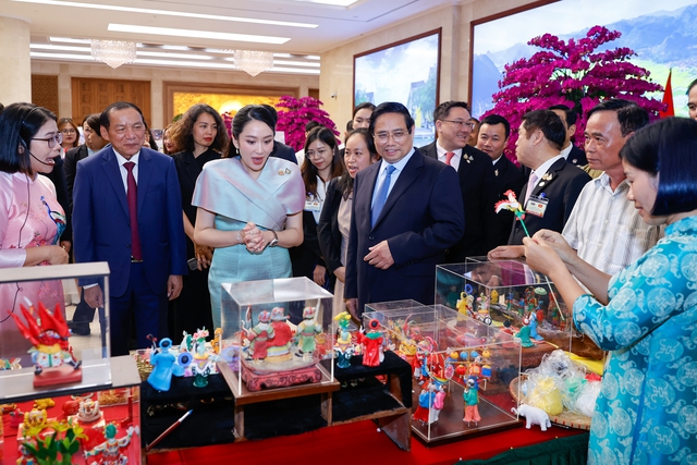 Thủ tướng Việt Nam - Thái Lan tham quan triển lãm sản phẩm thủ công mỹ nghệ - Ảnh 6.