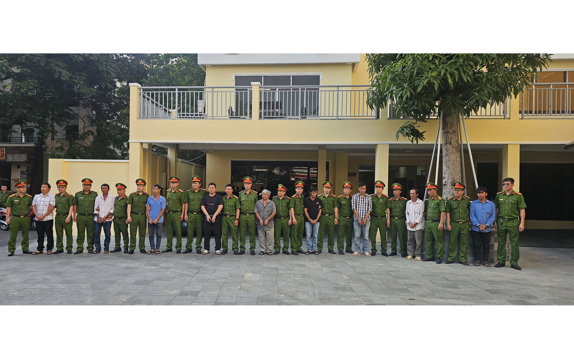 Công an TP HCM bắt một nữ cán bộ tiếp tay buôn lậu - Ảnh 2.