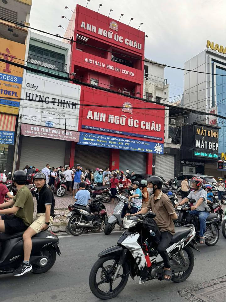 TP HCM: Phụ huynh lại điêu đứng vì trung tâm tiếng Anh đột ngột đóng cửa  - Ảnh 1.