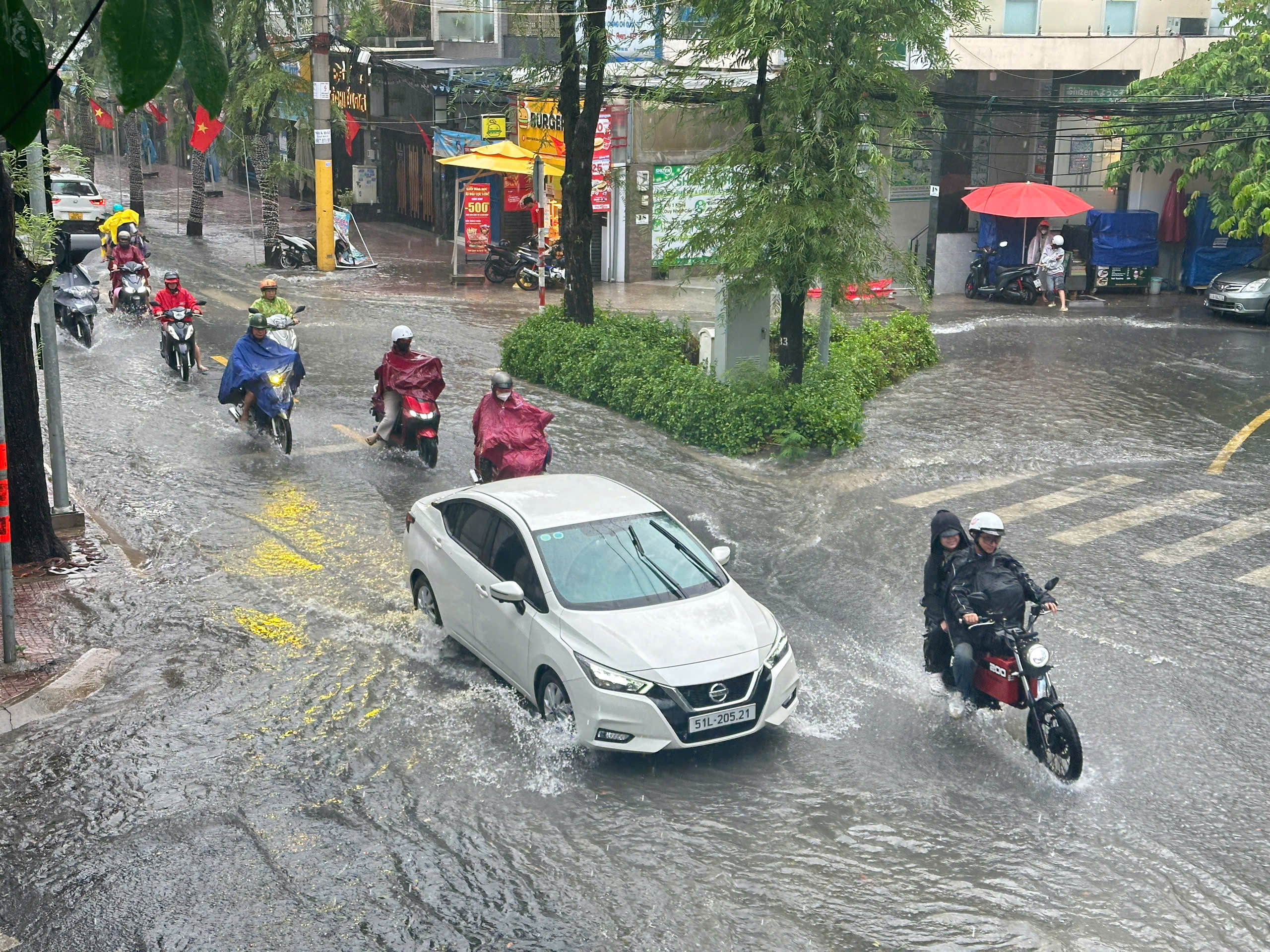 TP HCM sấm sét rì rầm, nhiều nơi mưa dông tầm tả, có nơi đã ngập cục bộ- Ảnh 3. TP HCM sấm sét rì rầm, nhiều nơi mưa dông tầm tả, có nơi đã ngập cục bộ- Ảnh 3.