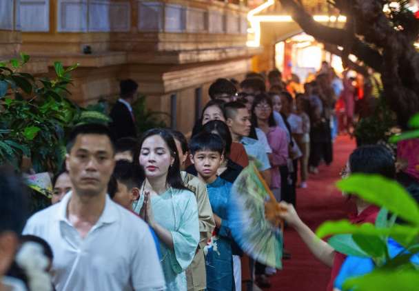 Dòng người trắng đêm chờ chiêm bái xá lợi Đức Phật- Ảnh 4. Dòng người trắng đêm chờ chiêm bái xá lợi Đức Phật- Ảnh 4.