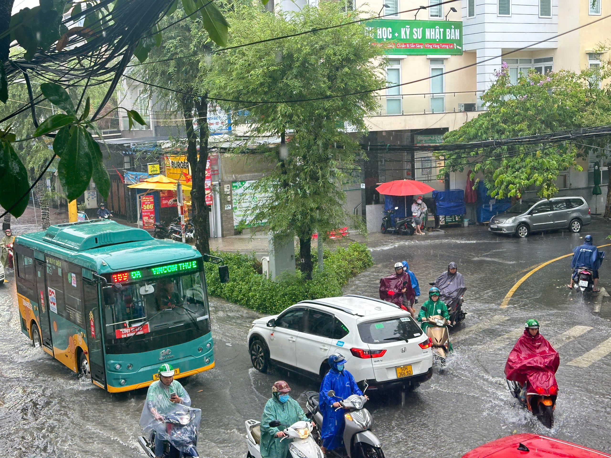 TP HCM sấm sét rì rầm, nhiều nơi mưa dông tầm tả, có nơi đã ngập cục bộ- Ảnh 2. TP HCM sấm sét rì rầm, nhiều nơi mưa dông tầm tả, có nơi đã ngập cục bộ- Ảnh 2.