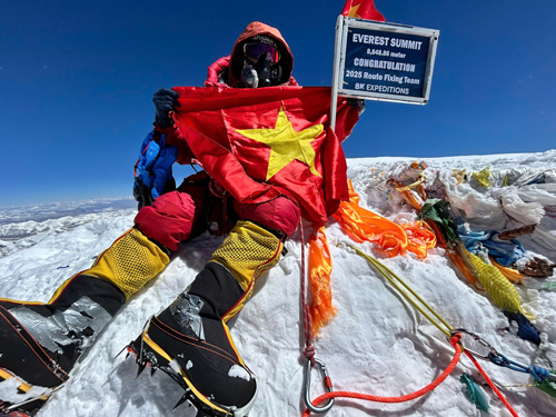 NGUYỄN MẠNH DUY và Quốc kỳ Việt Nam trên đỉnh Everest - Ảnh 1. NGUYỄN MẠNH DUY và Quốc kỳ Việt Nam trên đỉnh Everest - Ảnh 1.