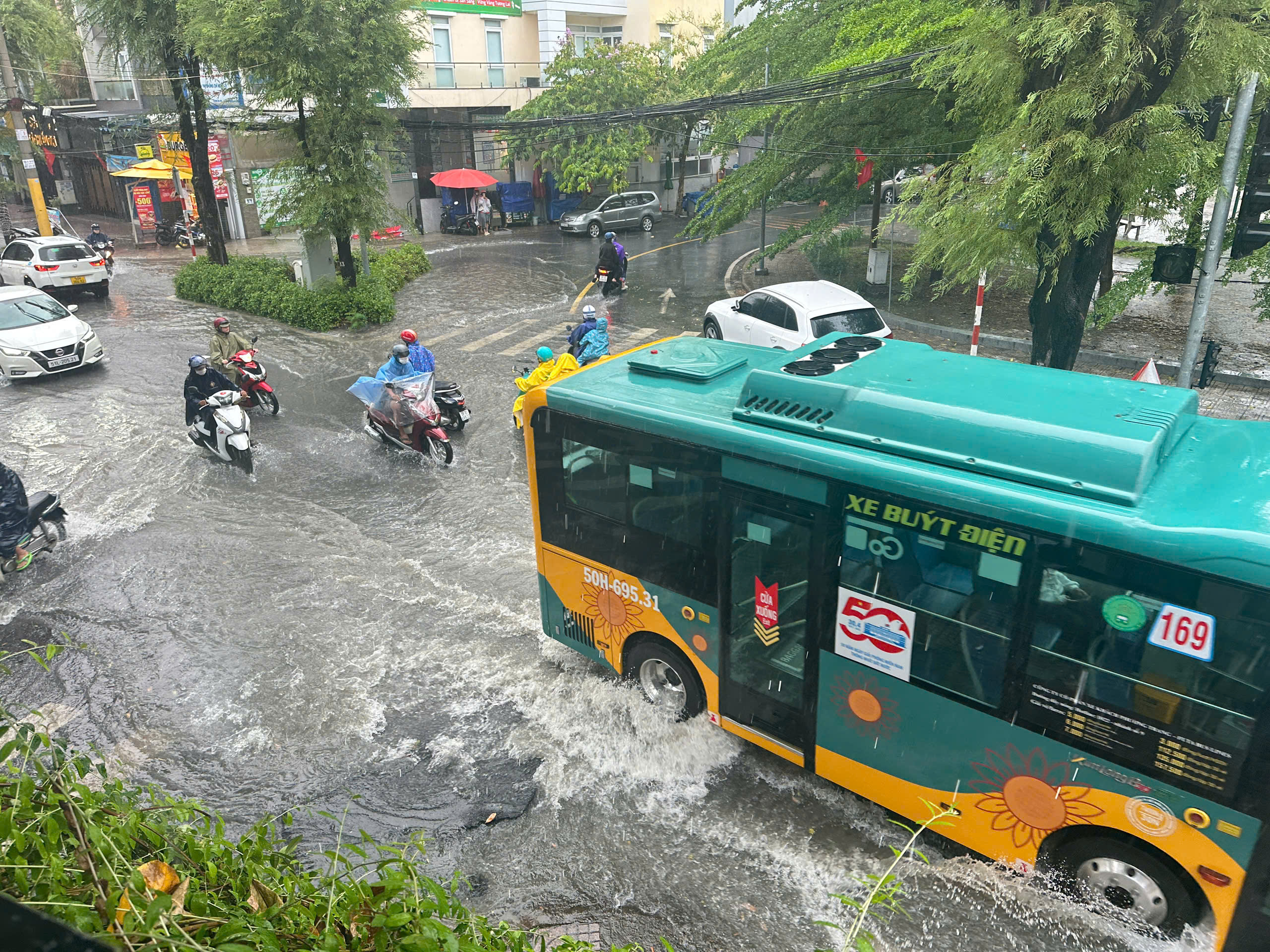 TP HCM sấm sét rì rầm, nhiều nơi mưa dông tầm tả, có nơi đã ngập cục bộ- Ảnh 5. TP HCM sấm sét rì rầm, nhiều nơi mưa dông tầm tả, có nơi đã ngập cục bộ- Ảnh 5.