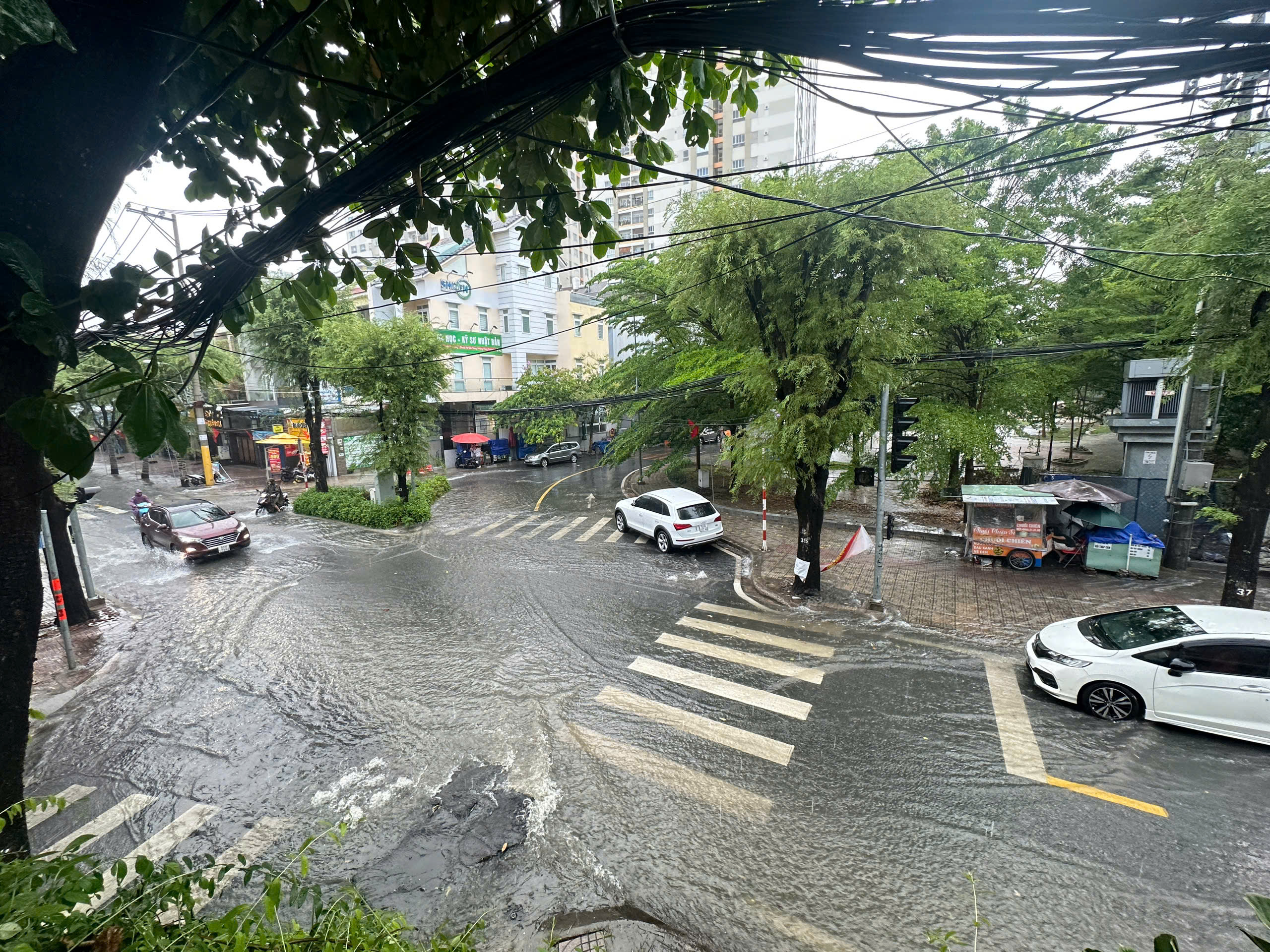 TP HCM sấm sét rì rầm, nhiều nơi mưa dông tầm tả, có nơi đã ngập cục bộ- Ảnh 4. TP HCM sấm sét rì rầm, nhiều nơi mưa dông tầm tả, có nơi đã ngập cục bộ- Ảnh 4.