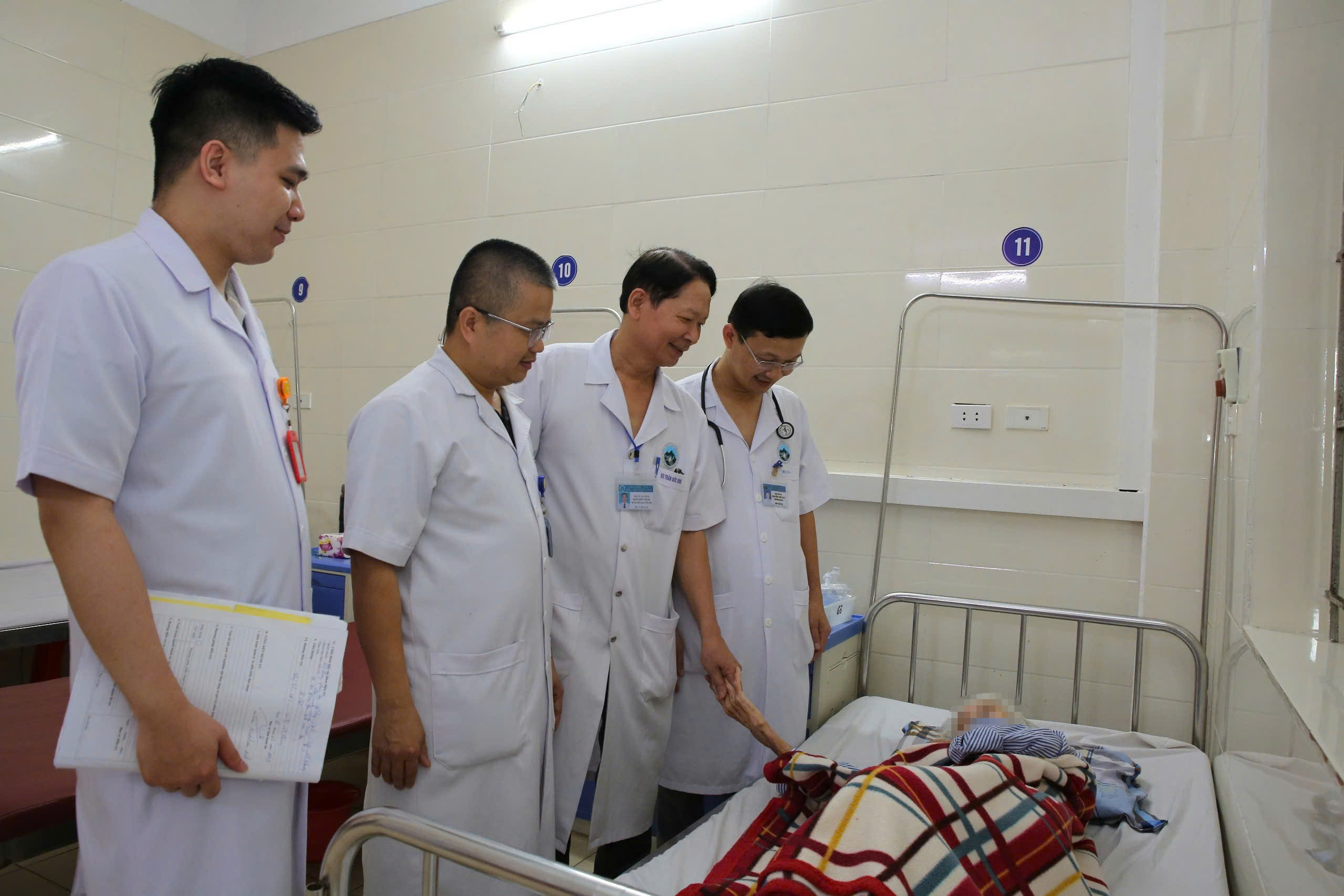 Bất ngờ với vật thể “ẩn mình” suốt hơn 2 năm trong lồng ngực cụ bà 95 tuổi ở Hà Tĩnh - Ảnh 2.