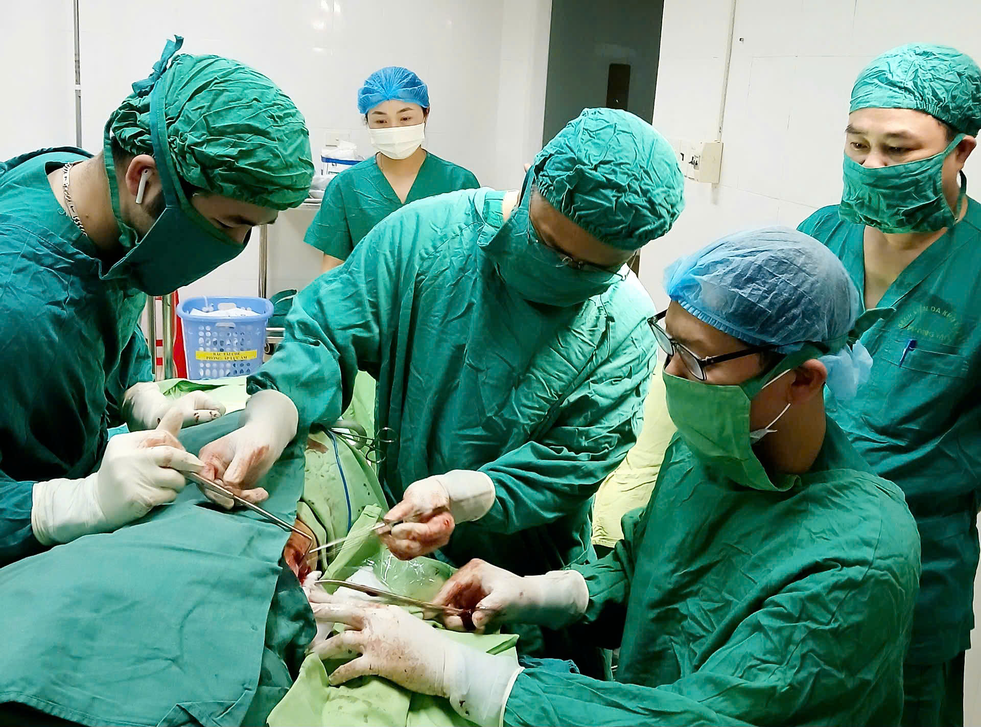 Bất ngờ với vật thể “ẩn mình” suốt hơn 2 năm trong lồng ngực cụ bà 95 tuổi ở Hà Tĩnh - Ảnh 1.