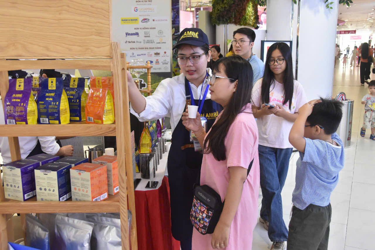 Chương trình "Tôn vinh cà phê, trà Việt" sôi động trước giờ khai mạc- Ảnh 1. Chương trình "Tôn vinh cà phê, trà Việt" sôi động trước giờ khai mạc- Ảnh 1.