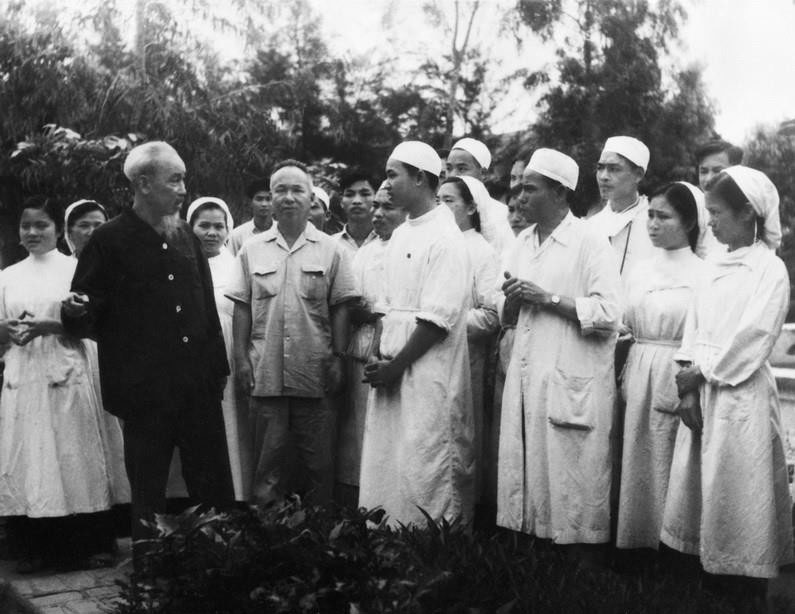 CHỦ TỊCH HỒ CHÍ MINH - NGỌN ĐUỐC SOI ĐƯỜNG CHO DÂN TỘC (*): Người đặt nền móng cho y tế dự phòng - Ảnh 1. CHỦ TỊCH HỒ CHÍ MINH - NGỌN ĐUỐC SOI ĐƯỜNG CHO DÂN TỘC (*): Người đặt nền móng cho y tế dự phòng - Ảnh 1.