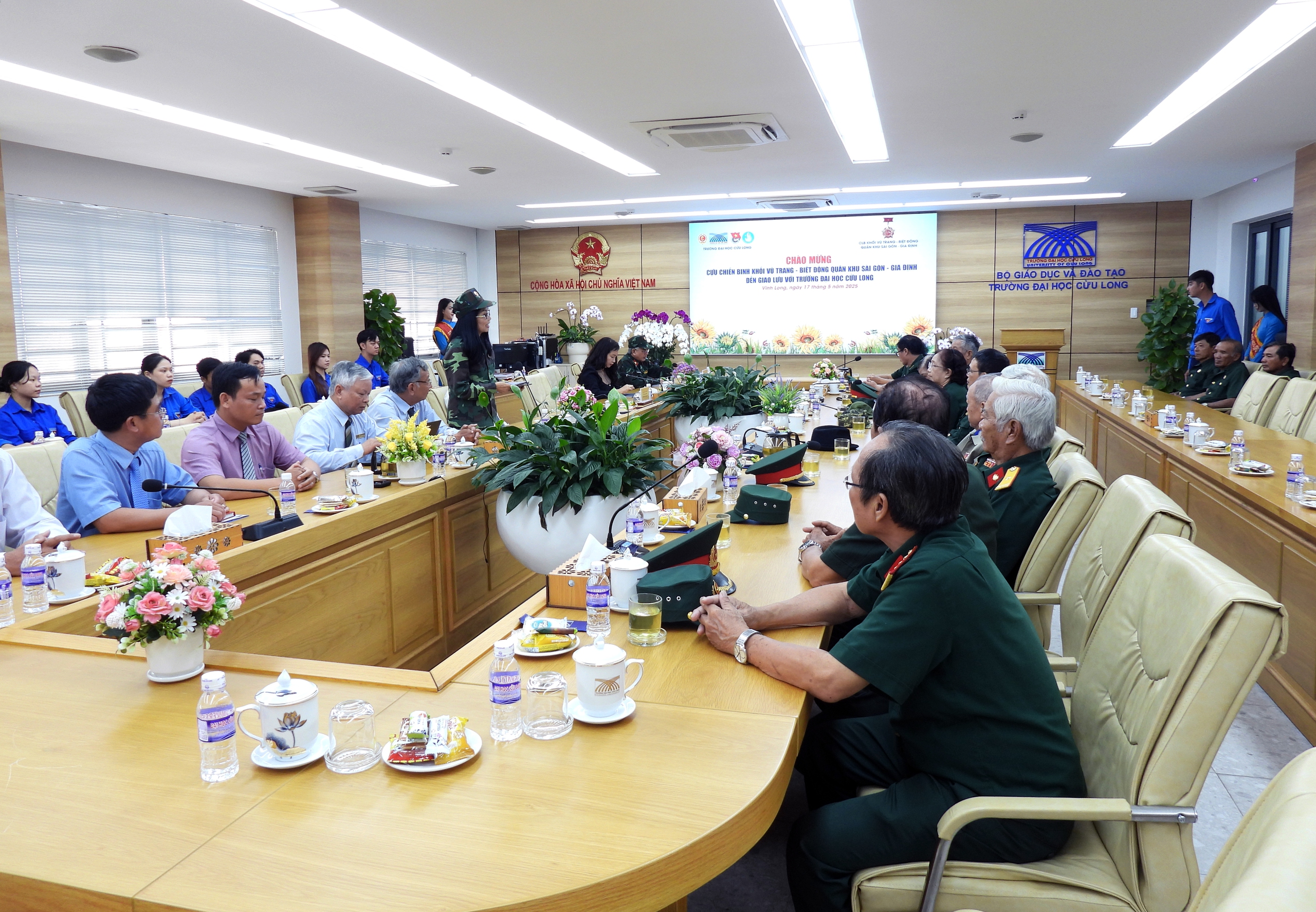 Các cựu chiến sĩ Biệt động Sài Gòn giao lưu với sinh viên Trường ĐH Cửu Long- Ảnh 4. Các cựu chiến sĩ Biệt động Sài Gòn giao lưu với sinh viên Trường ĐH Cửu Long- Ảnh 4.