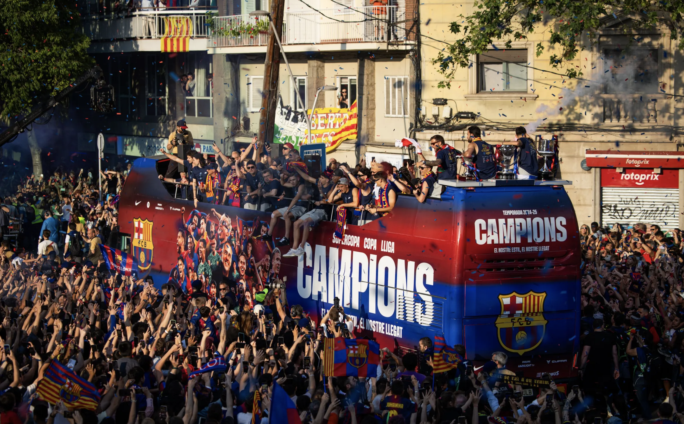 Xứ Catalan mở hội, Barcelona tưng bừng rước 3 cúp vô địch - Ảnh 4.