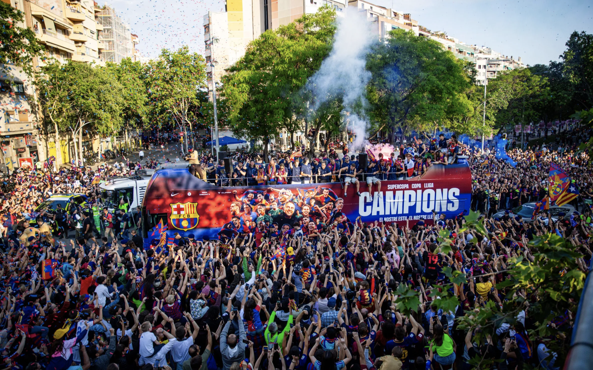 Xứ Catalan mở hội, Barcelona tưng bừng rước 3 cúp vô địch - Ảnh 14.