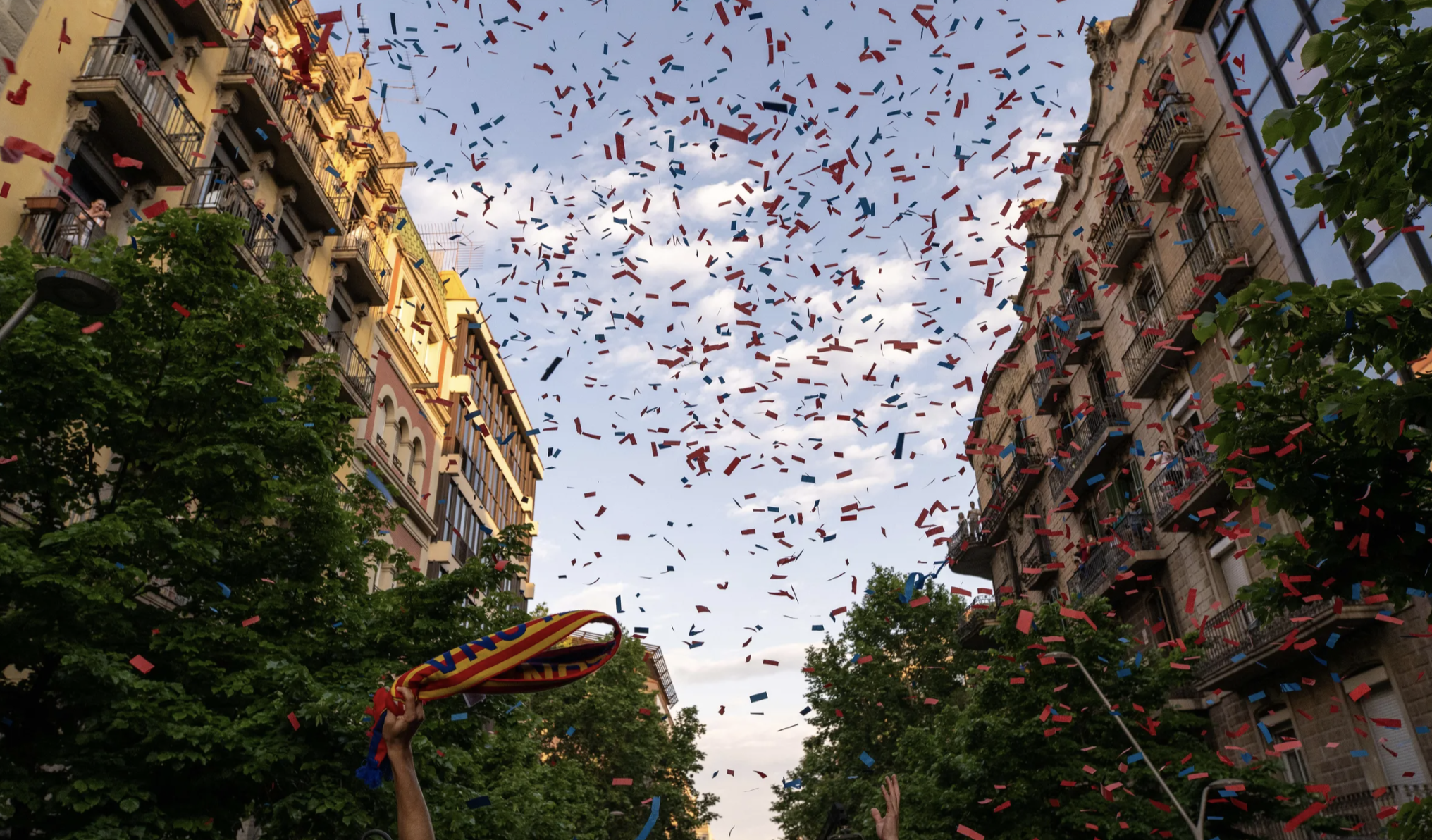 Xứ Catalan mở hội, Barcelona tưng bừng rước 3 cúp vô địch - Ảnh 17.