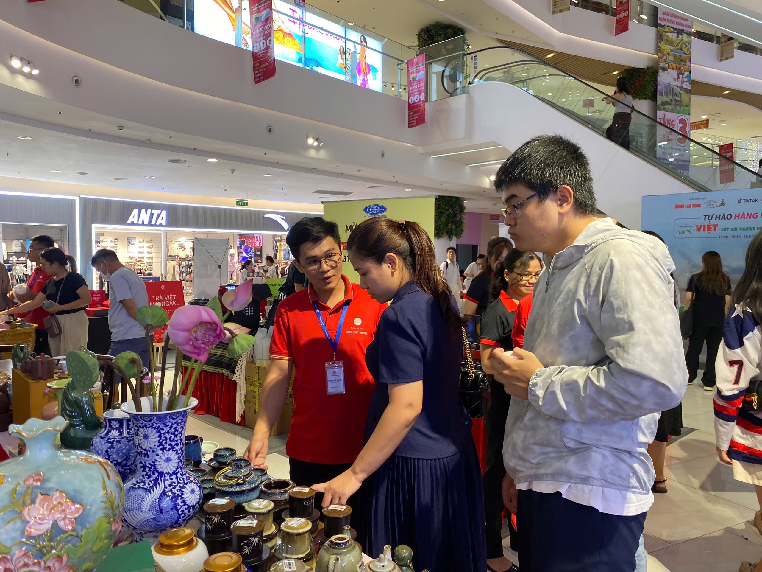 Wie genießen die GenZ vietnamesischen Kaffee und Tee? - Foto 2. GenZ thưởng thức cà phê – trà Việt như thế nào?- Ảnh 2.