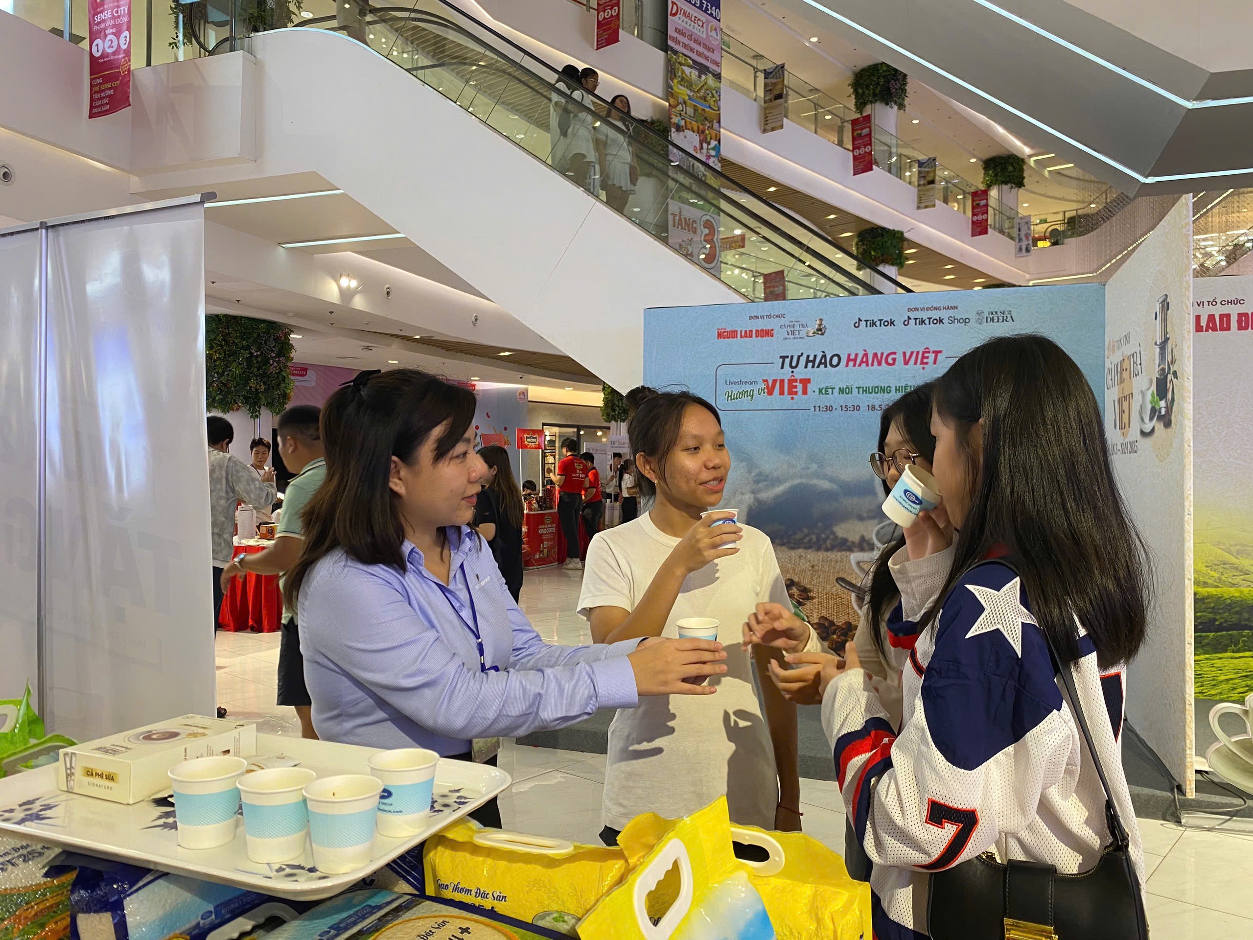 Wie genießen die GenZ vietnamesischen Kaffee und Tee? - Foto 3. GenZ thưởng thức cà phê – trà Việt như thế nào?- Ảnh 3.