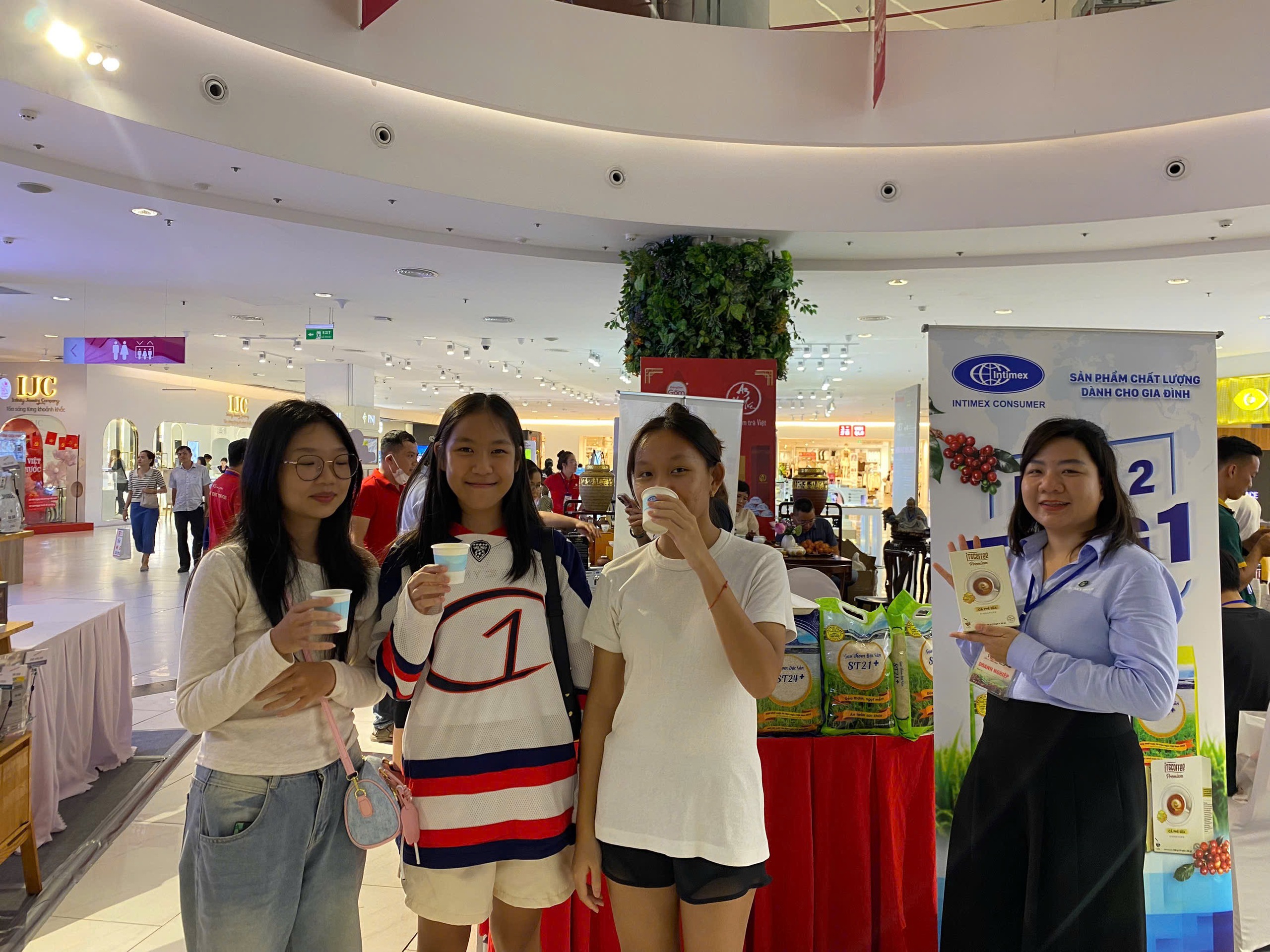 Wie genießen die GenZ vietnamesischen Kaffee und Tee? - Foto 1. GenZ thưởng thức cà phê – trà Việt như thế nào?- Ảnh 1.