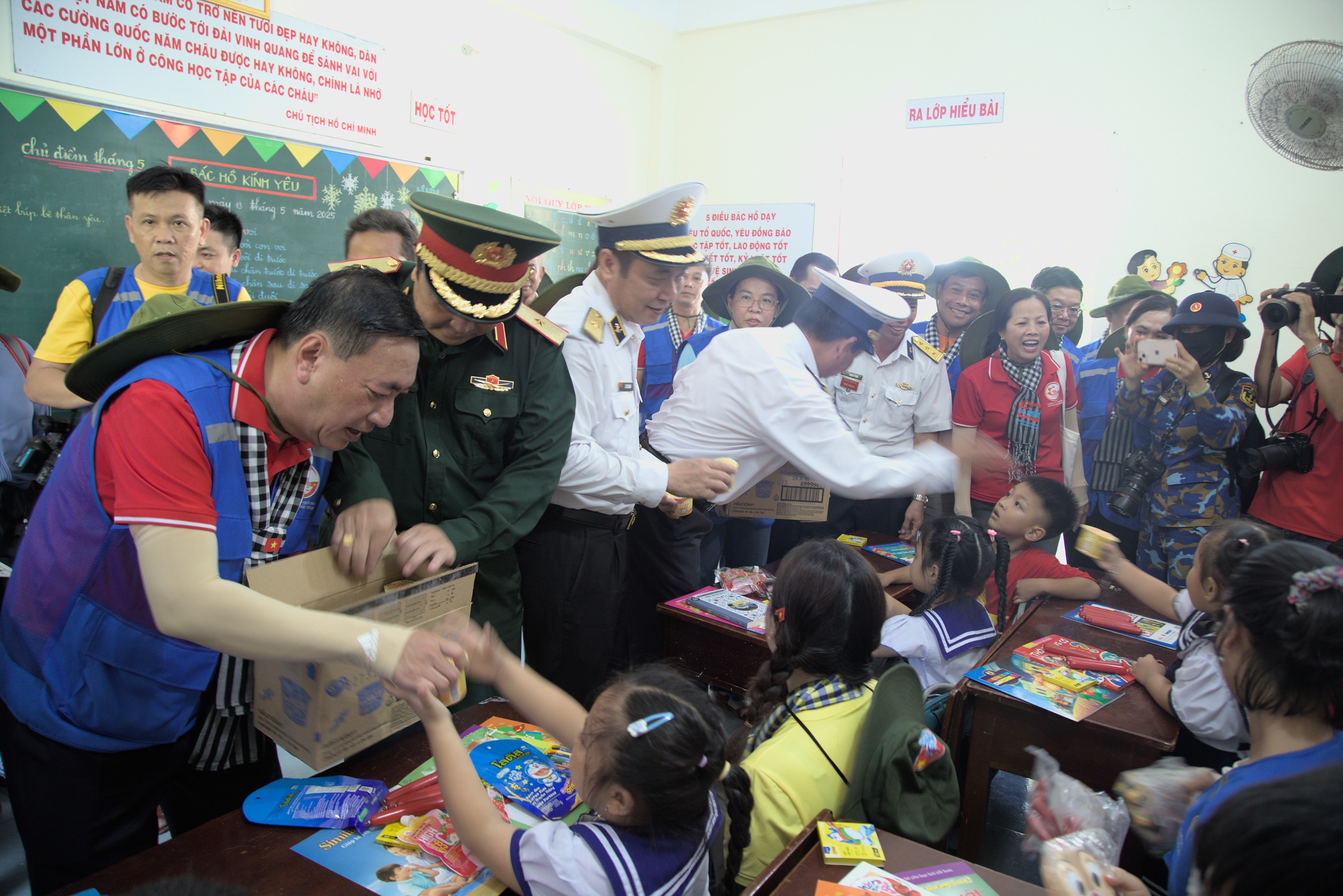 TP HCM mang nghĩa tình đến với Trường Sa và nhà giàn DK1 - Ảnh 4.