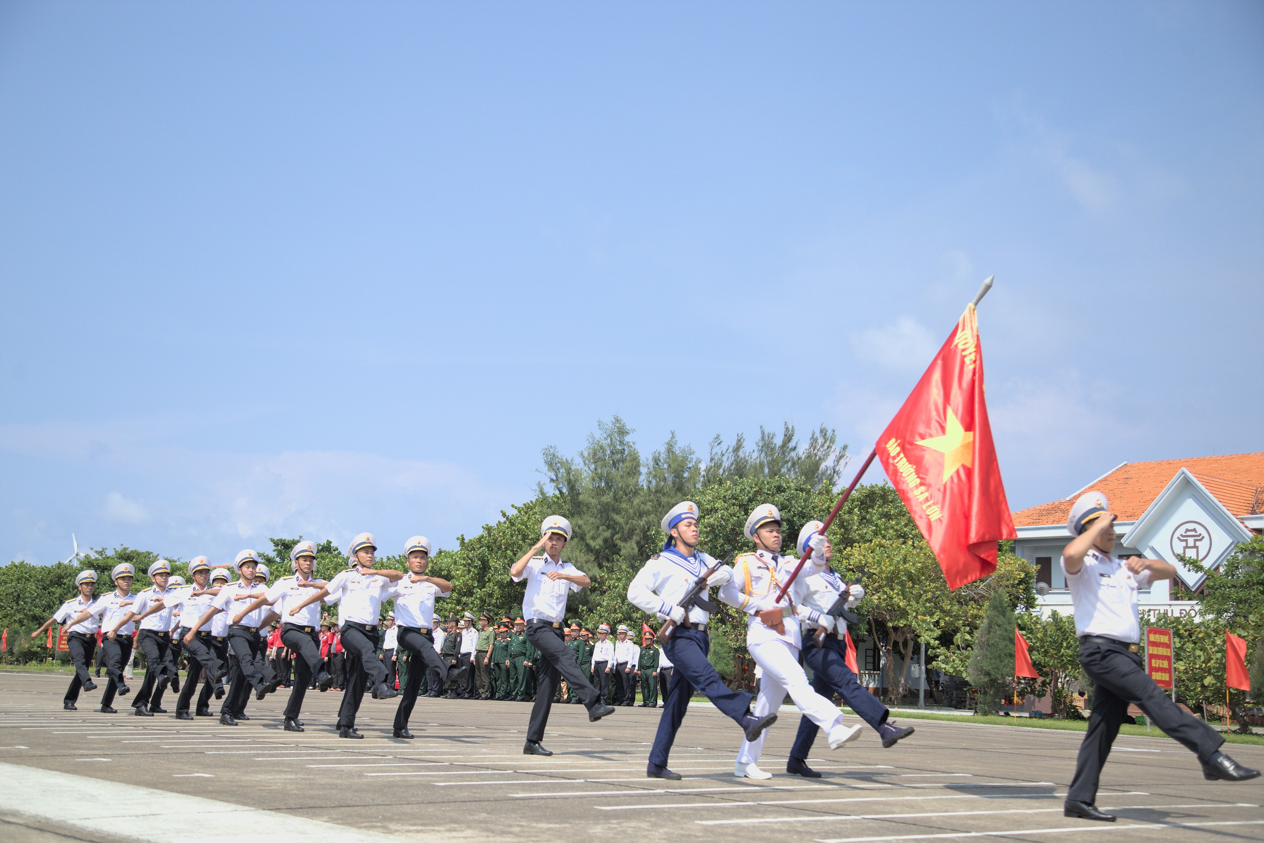 TP HCM mang nghĩa tình đến với Trường Sa và nhà giàn DK1 - Ảnh 10.