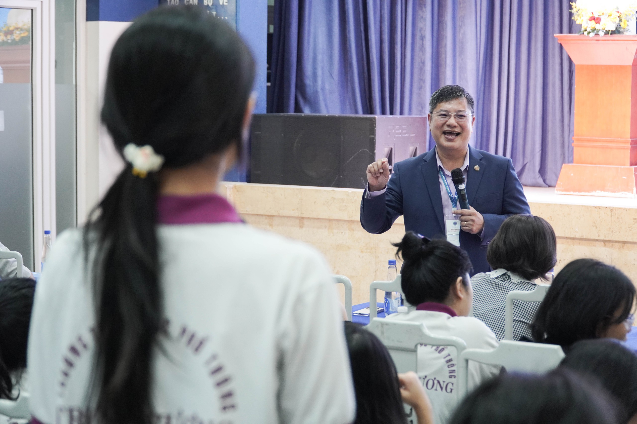 Phụ huynh trải nghiệm 1 ngày làm sinh viên cùng con - Ảnh 3.