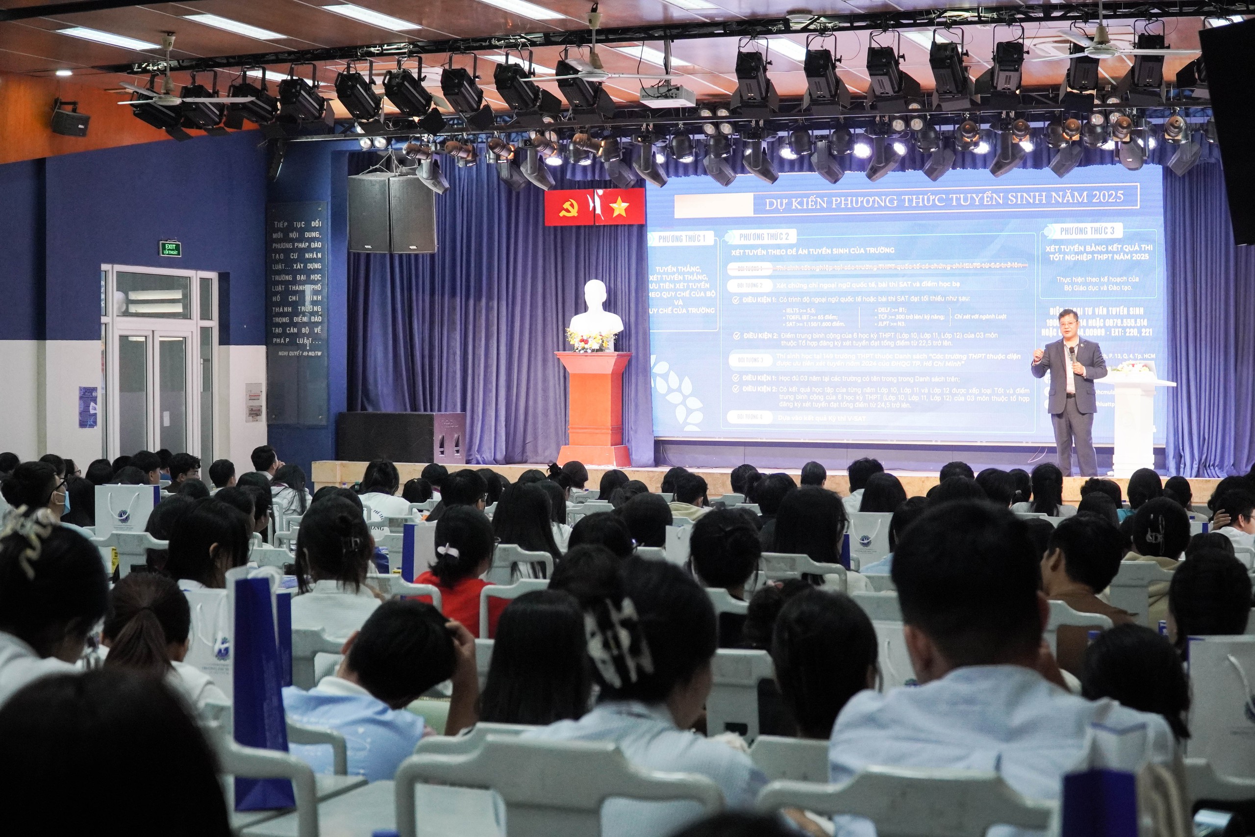 Phụ huynh trải nghiệm 1 ngày làm sinh viên cùng con - Ảnh 2.