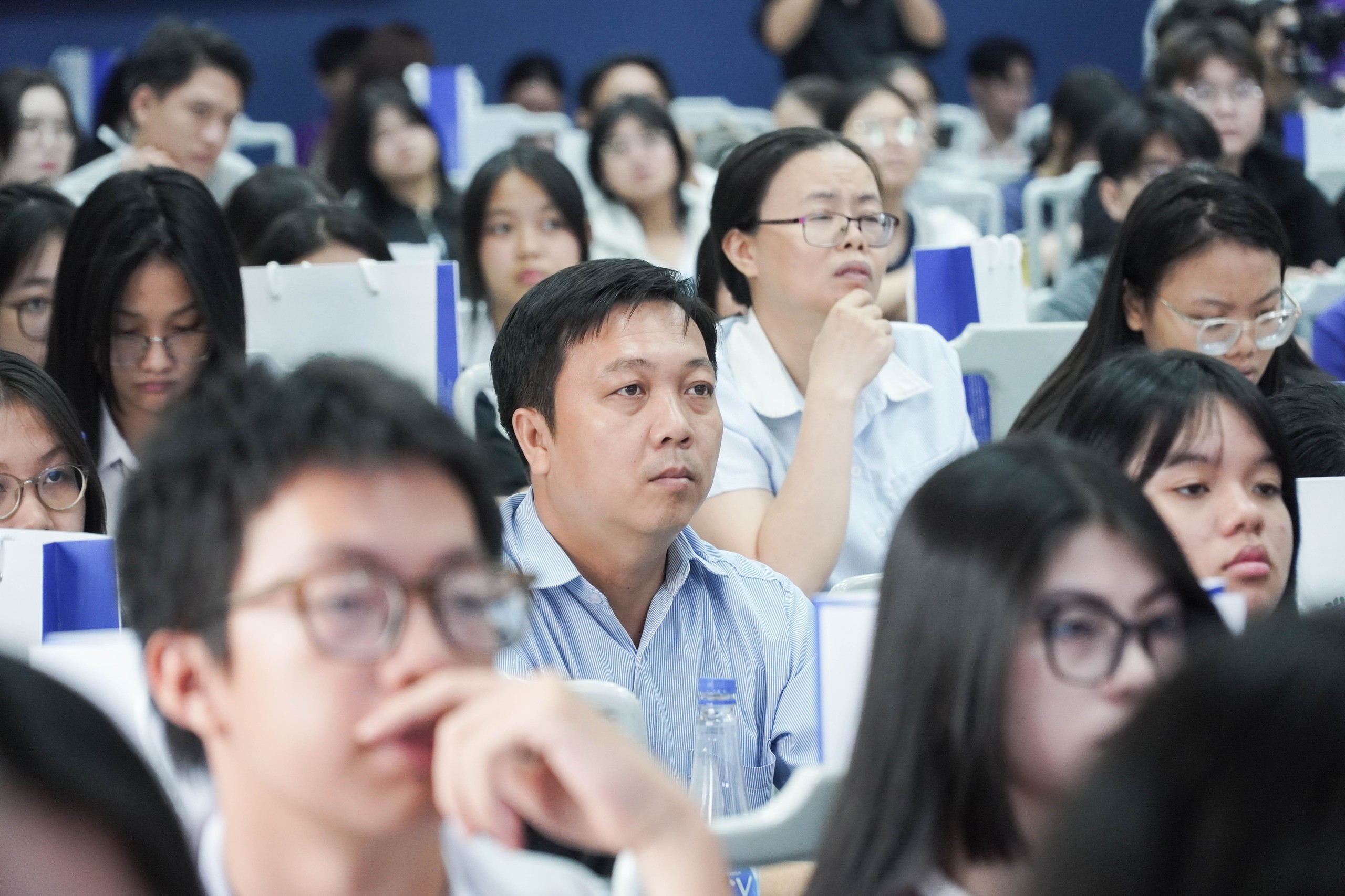Phụ huynh trải nghiệm 1 ngày làm sinh viên cùng con - Ảnh 6.