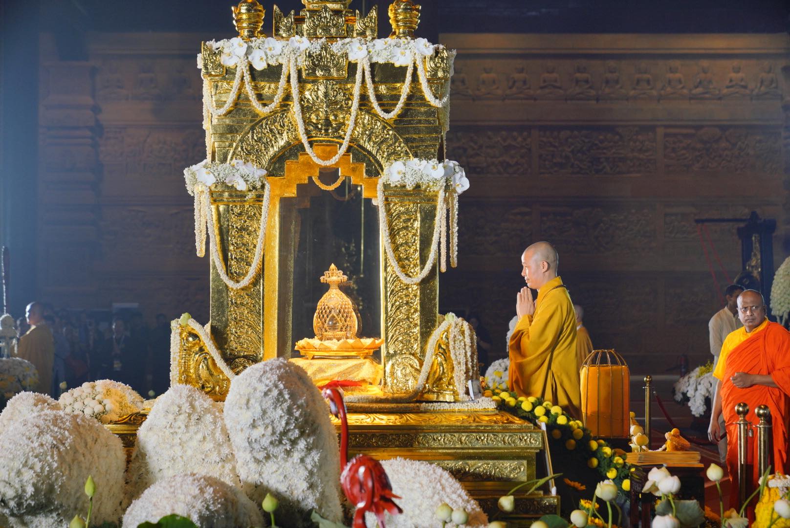 XÁ LỢI PHẬT HIỆN THÂN VIÊN NGỌC RỰC RỠ SẮC MÀU DƯỚI ÁNH ĐÈN VÀNG
