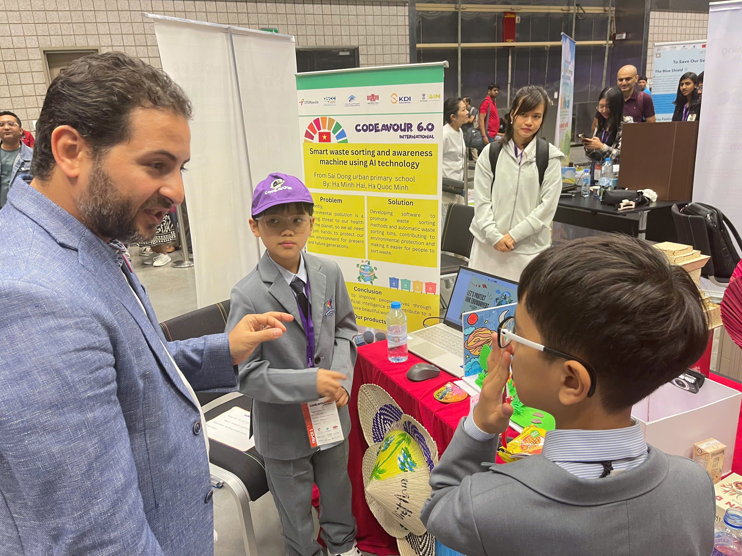 El proyecto de dos estudiantes de Ciudad Ho Chi Minh ganó el primer premio en el concurso internacional de programación Codeavour 6.0 - Foto 1. Dự án của 2 học sinh TP HCM đoạt giải nhất lập trình quốc tế Codeavour 6.0- Ảnh 1.